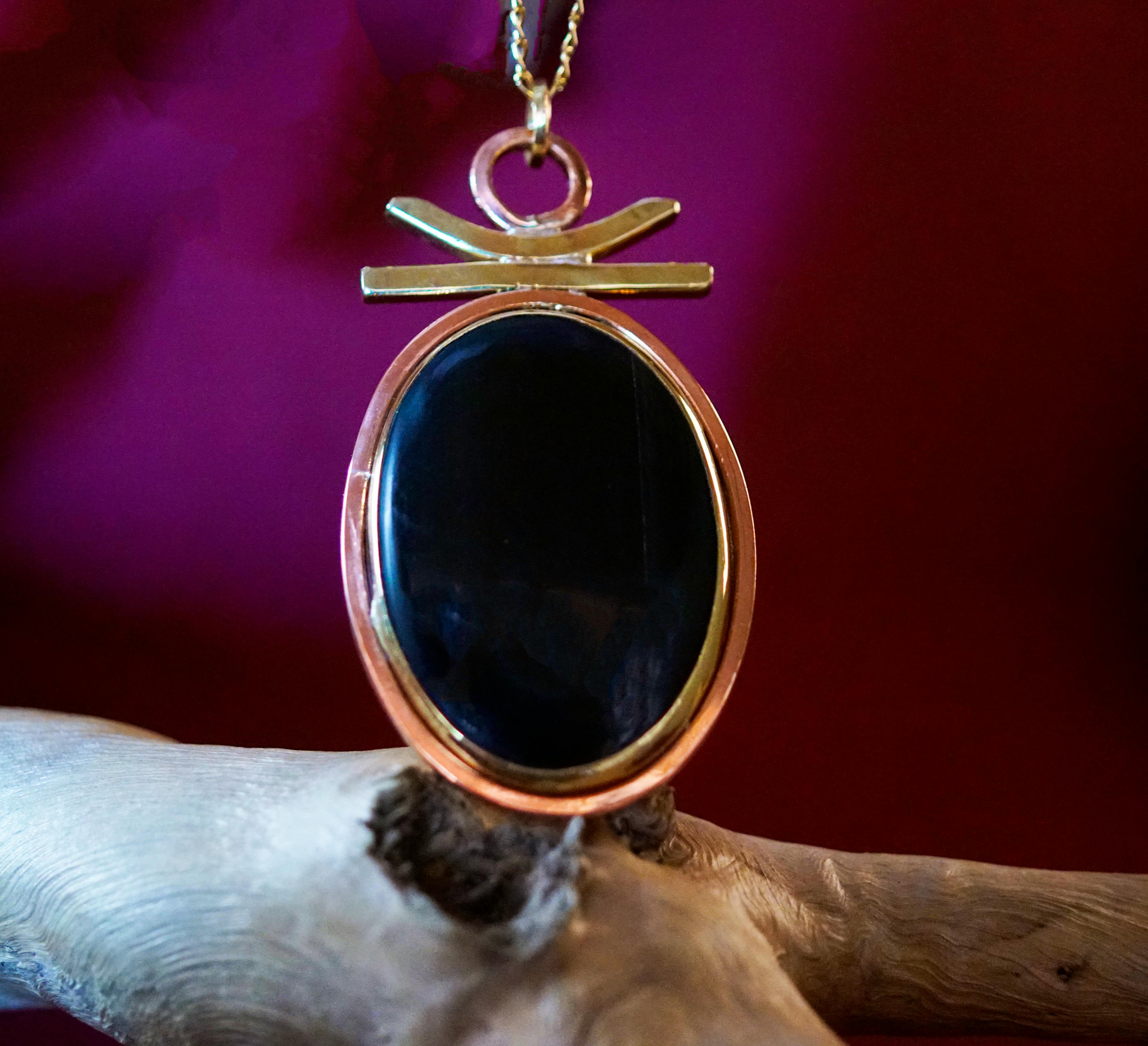 Pendentif exposées sur une racine