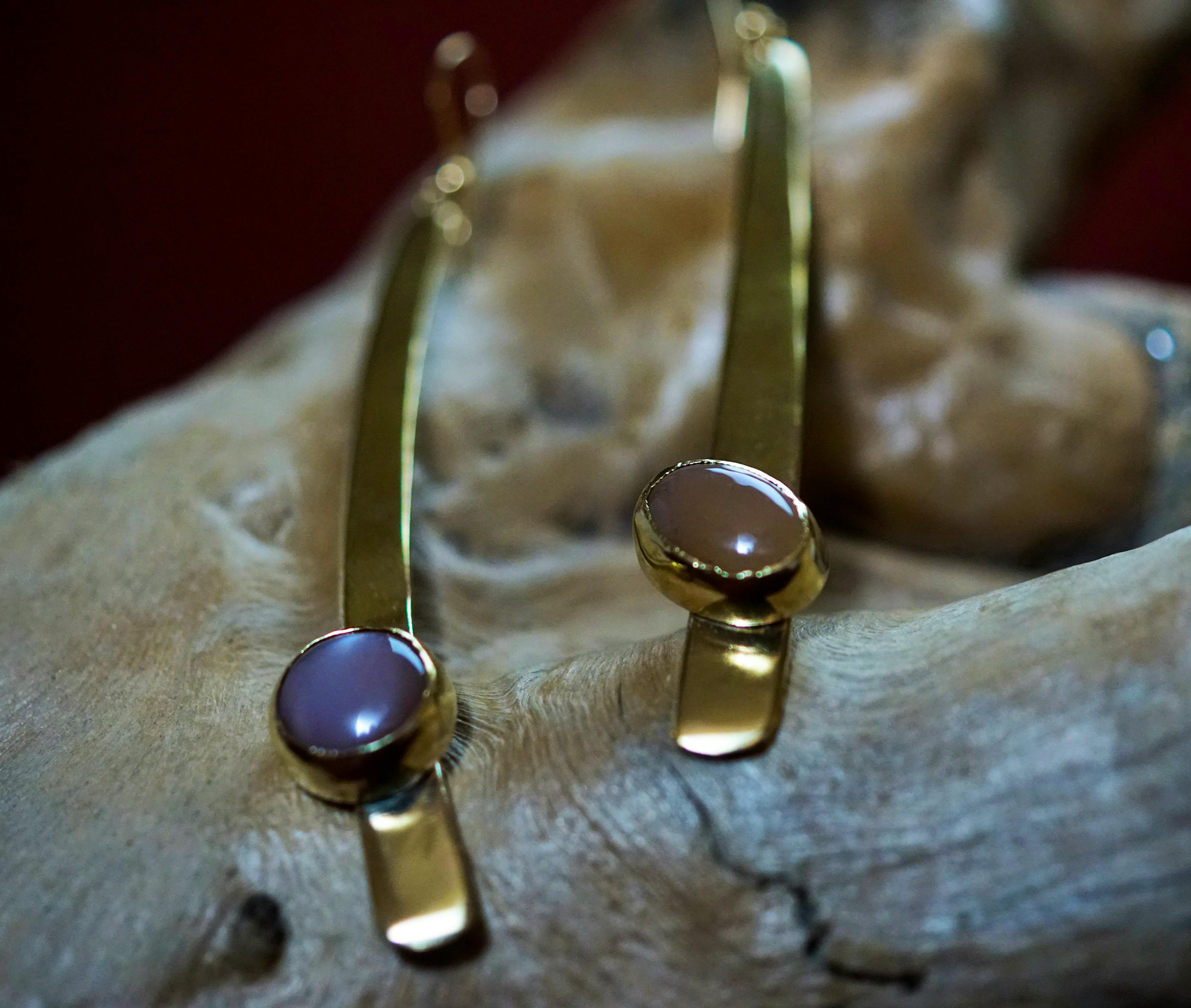 boucles d'oreilles exposées sur une racine