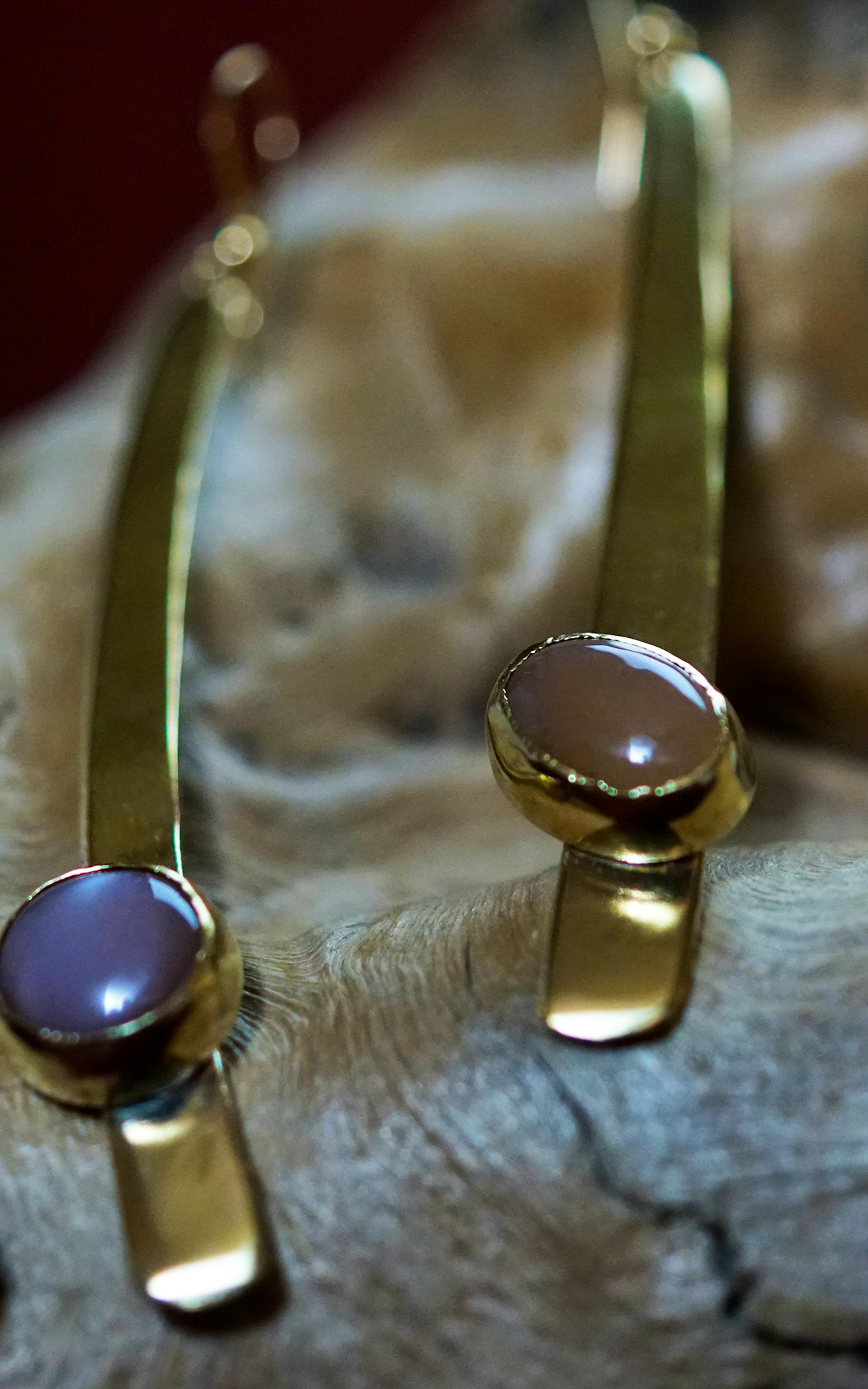 boucles d'oreilles exposées sur une racine