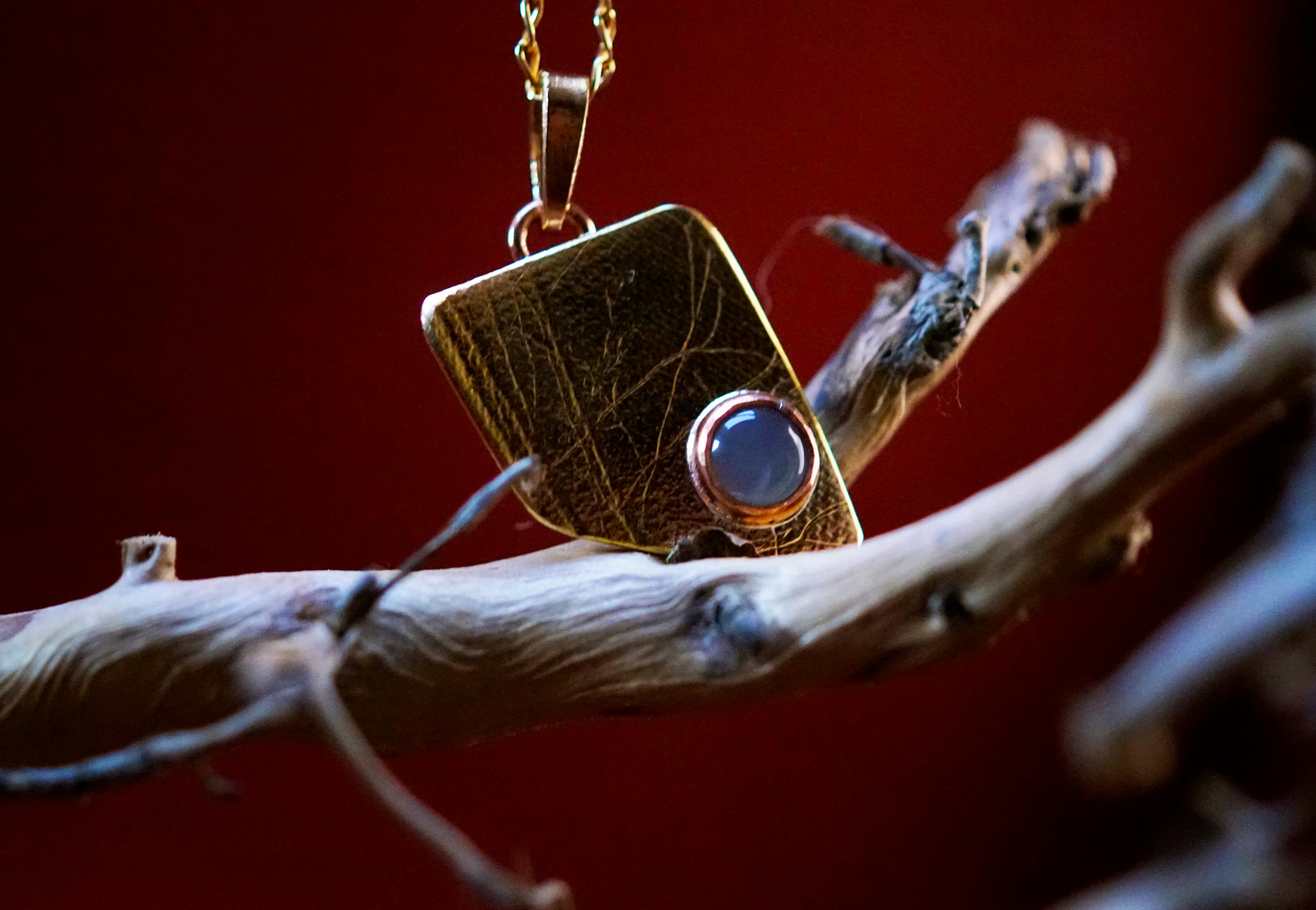Pendentif exposé sur une racine