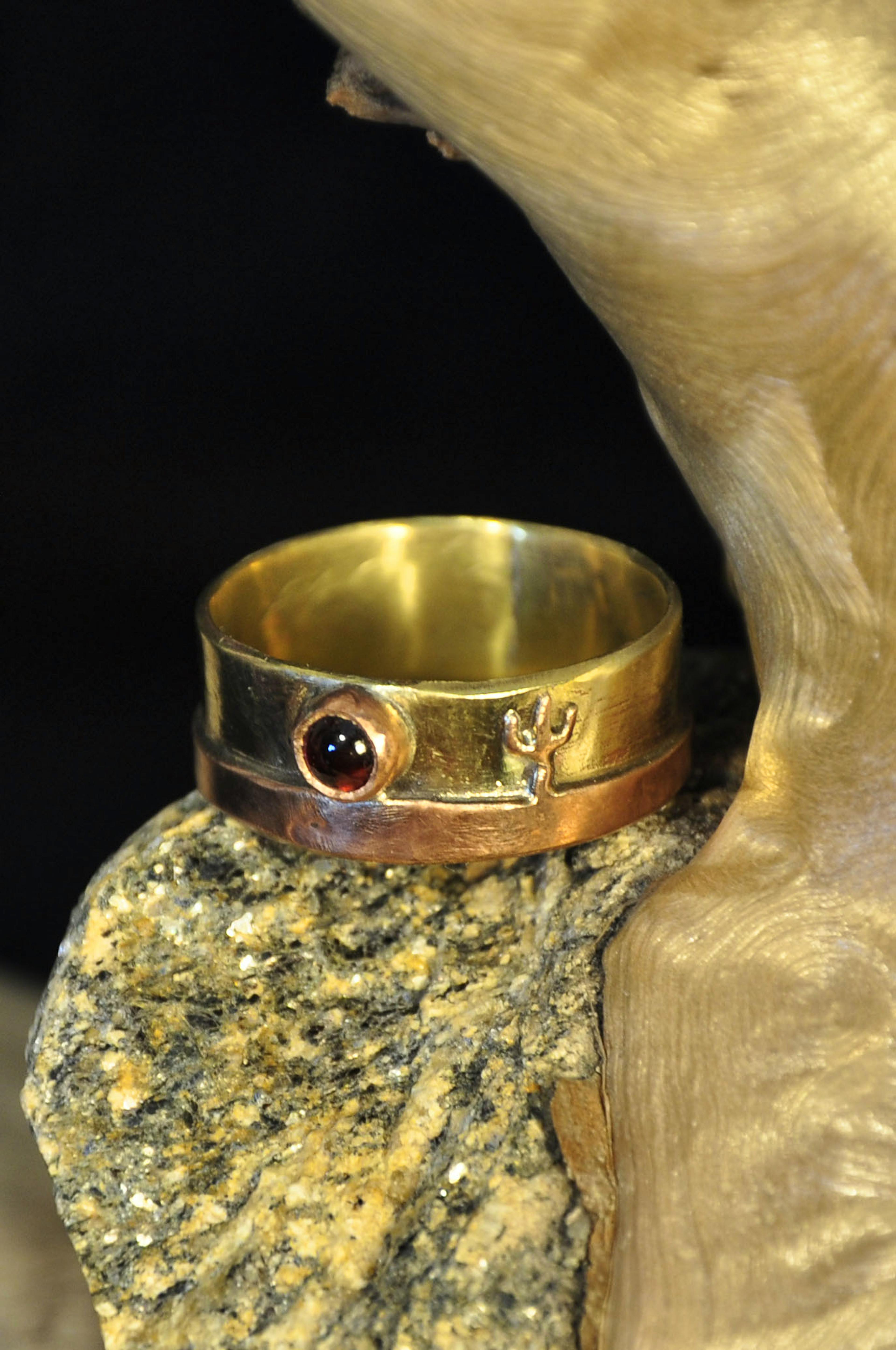 Bague cuivre laiton grenat sur une racine