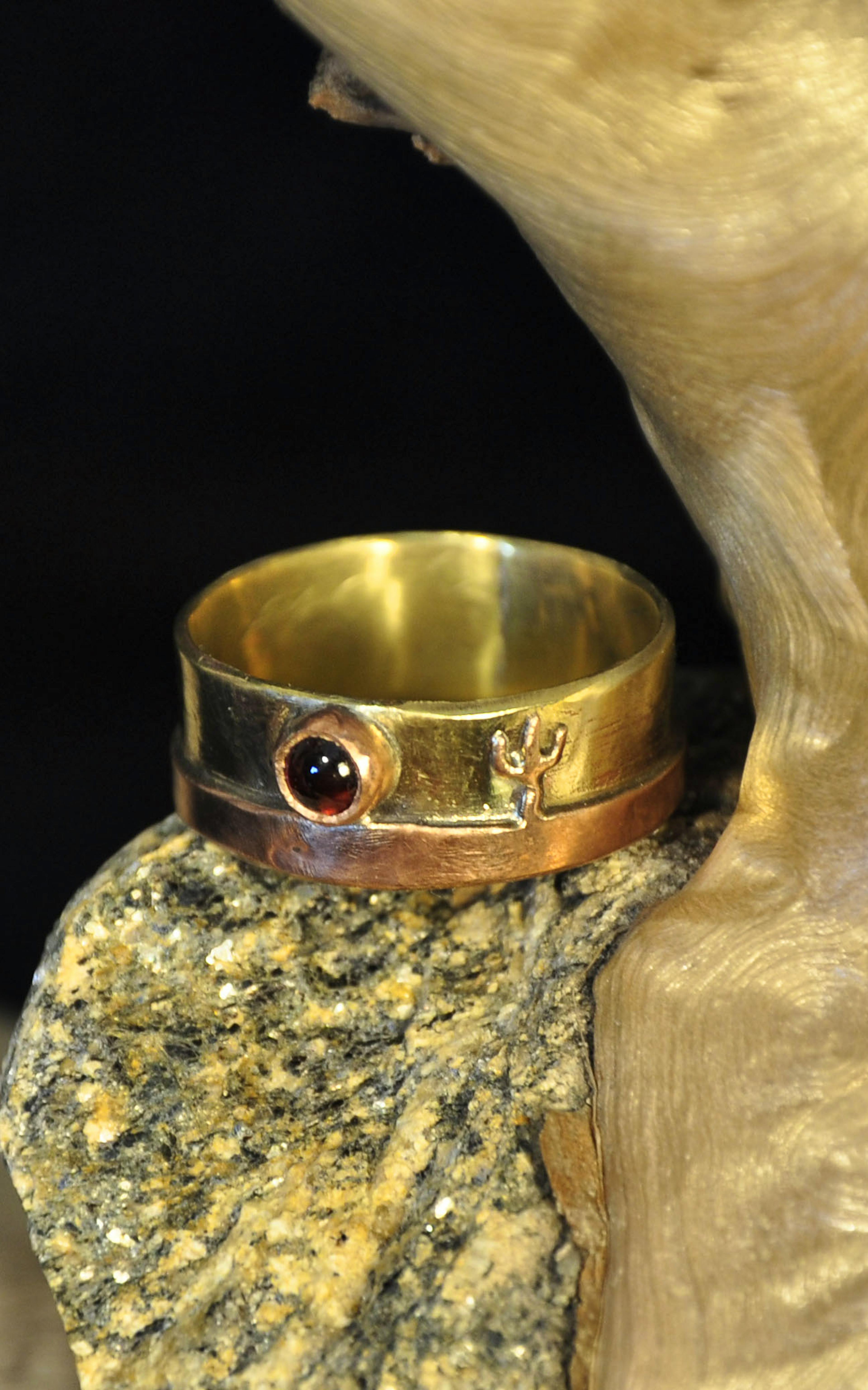 Bague cuivre laiton grenat sur une racine