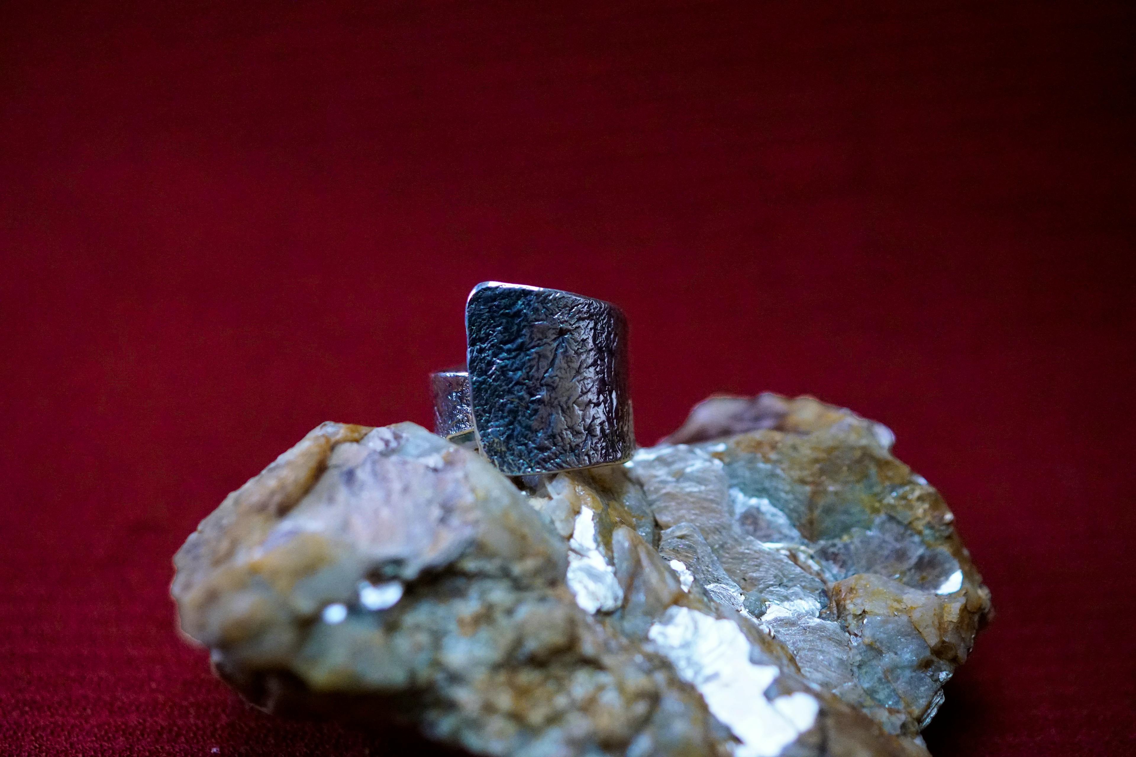 Bague cuivre plaqué argent posé sur une pierre de mica