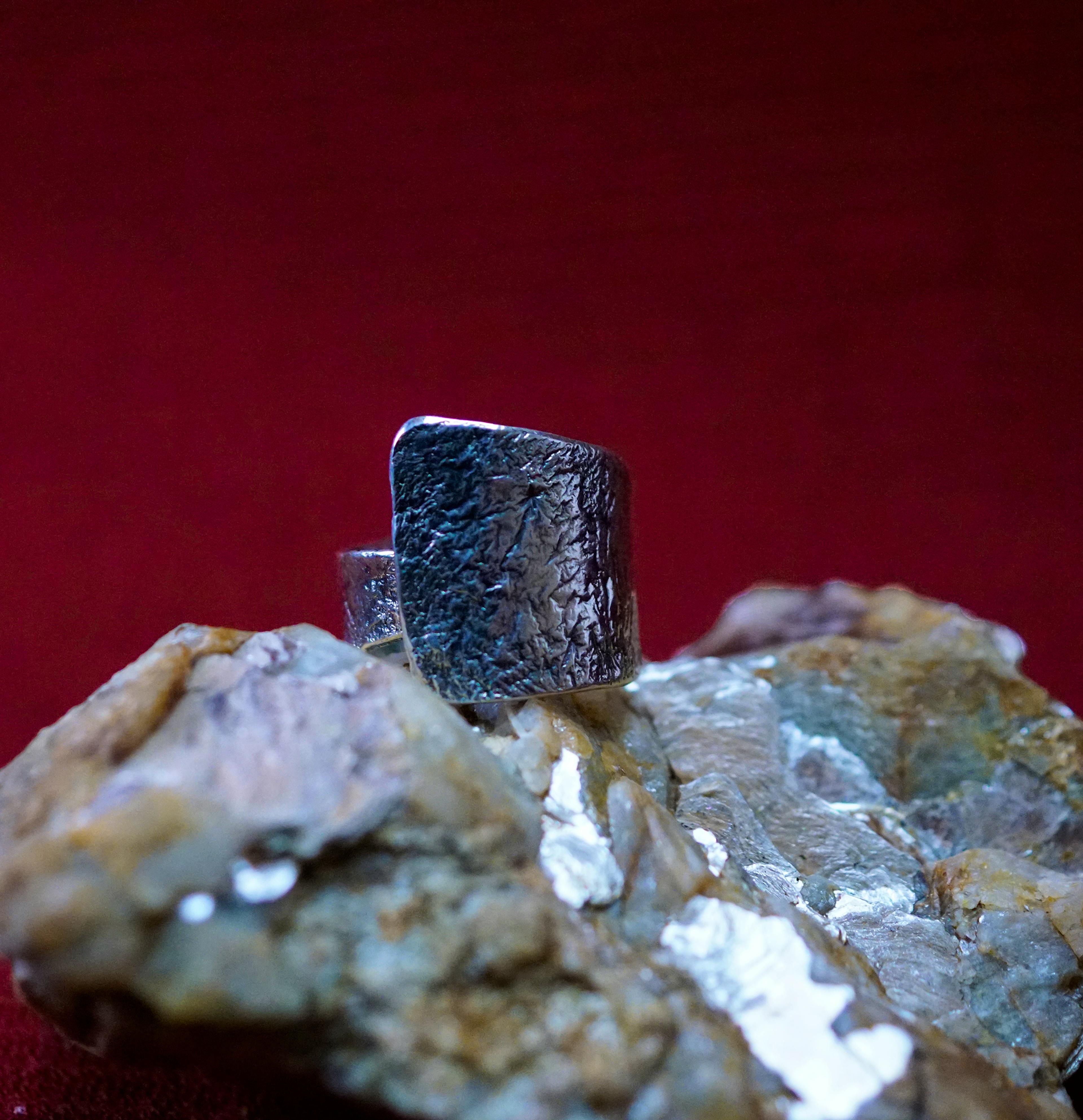 Bague cuivre plaqué argent posé sur une pierre de mica