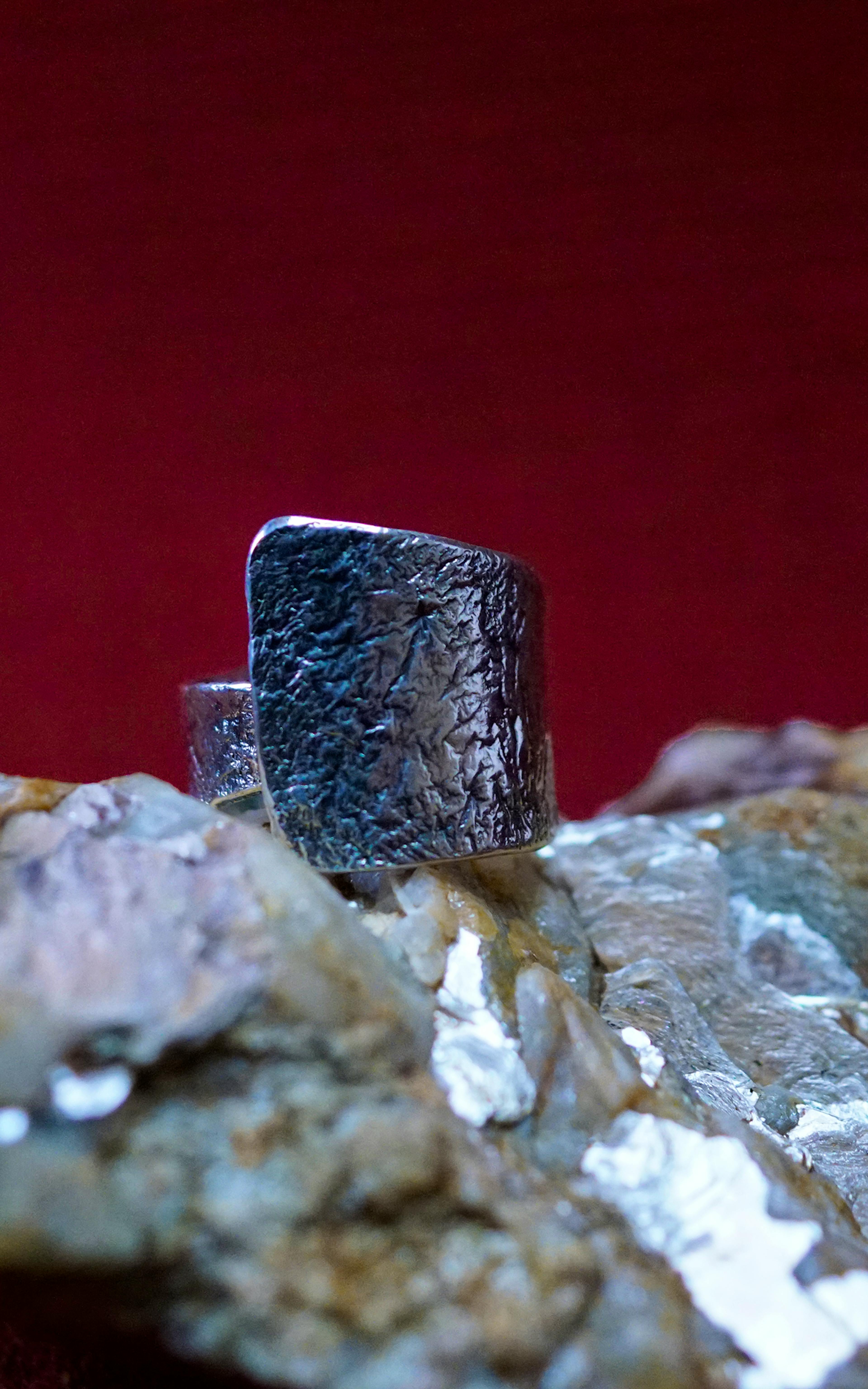 Bague cuivre plaqué argent posé sur une pierre de mica