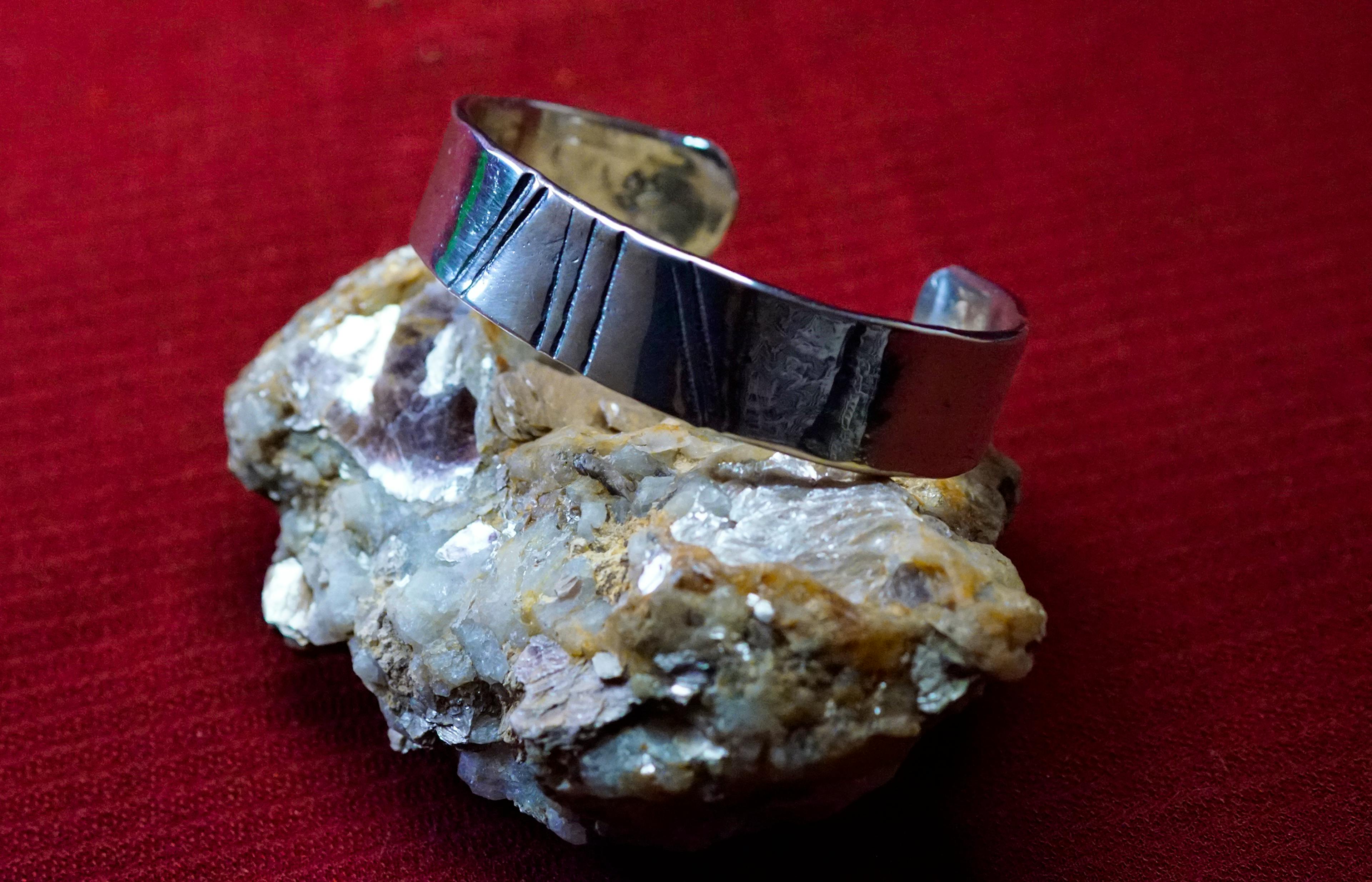 bracelet cuivre et argent posé sur une pierre de mica