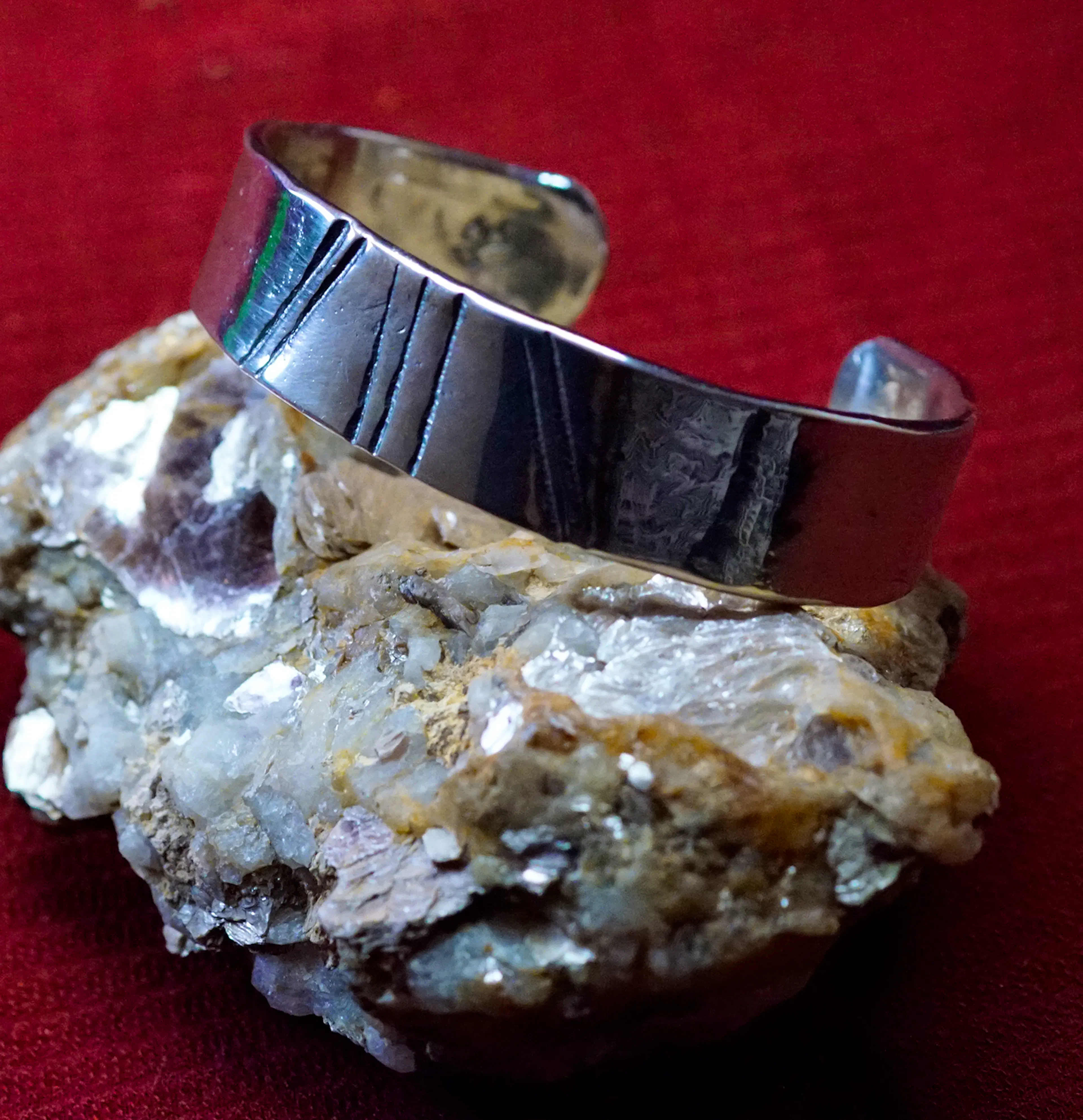 bracelet cuivre et argent posé sur une pierre de mica