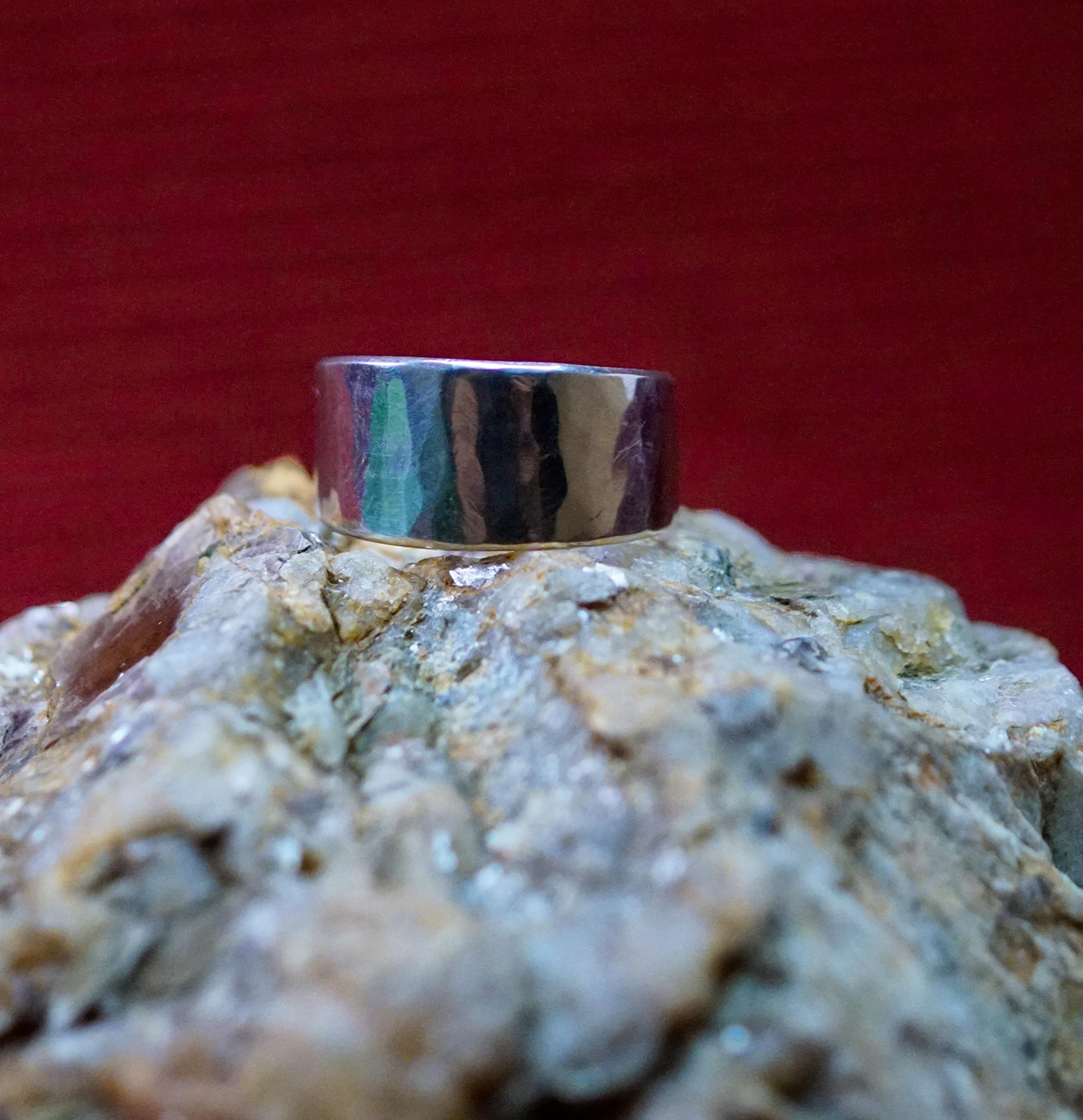 Bague cuivre plaqué argent posé sur une pierre de mica