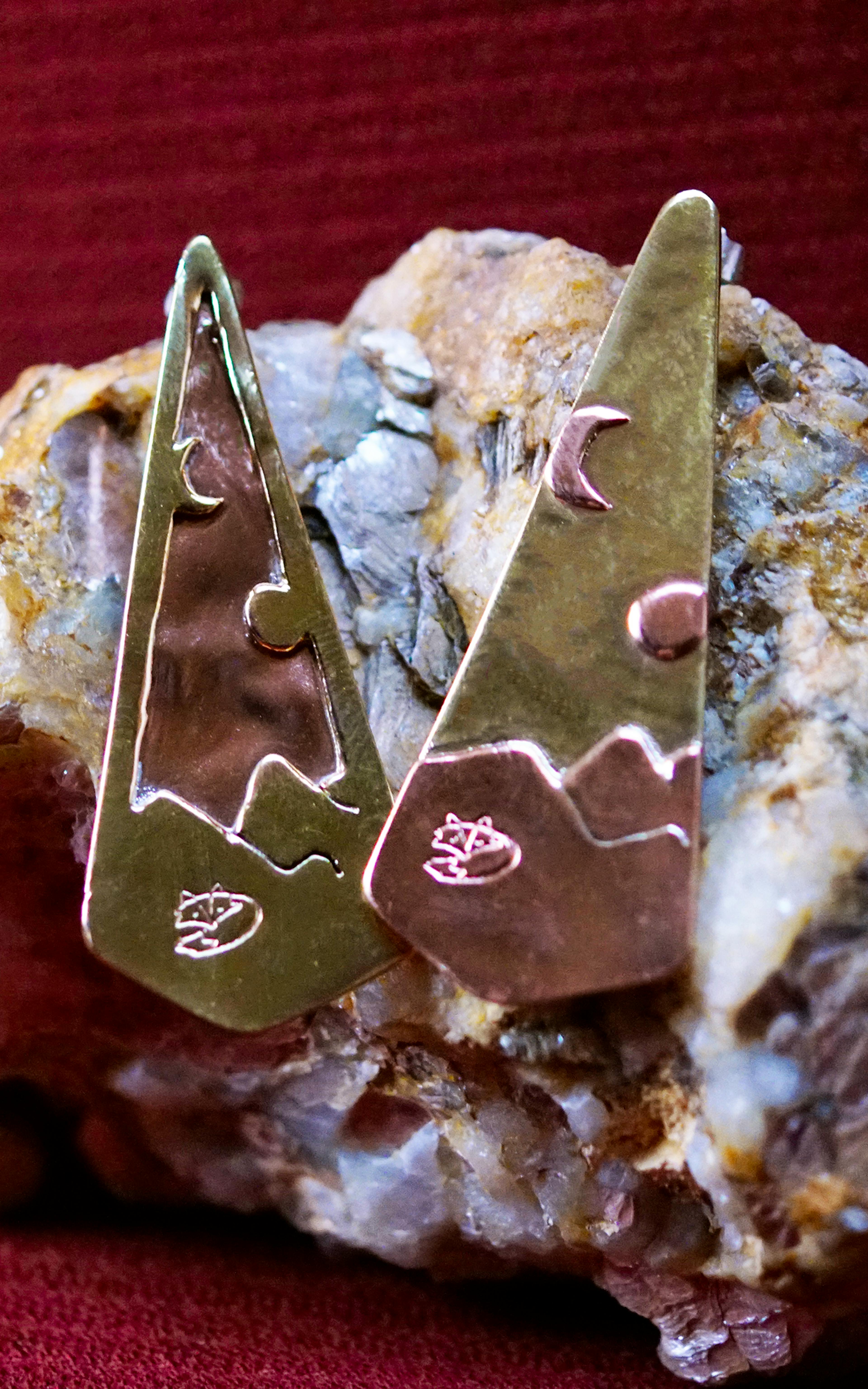 Boucles d'oreilles posées sur une pierre de mica