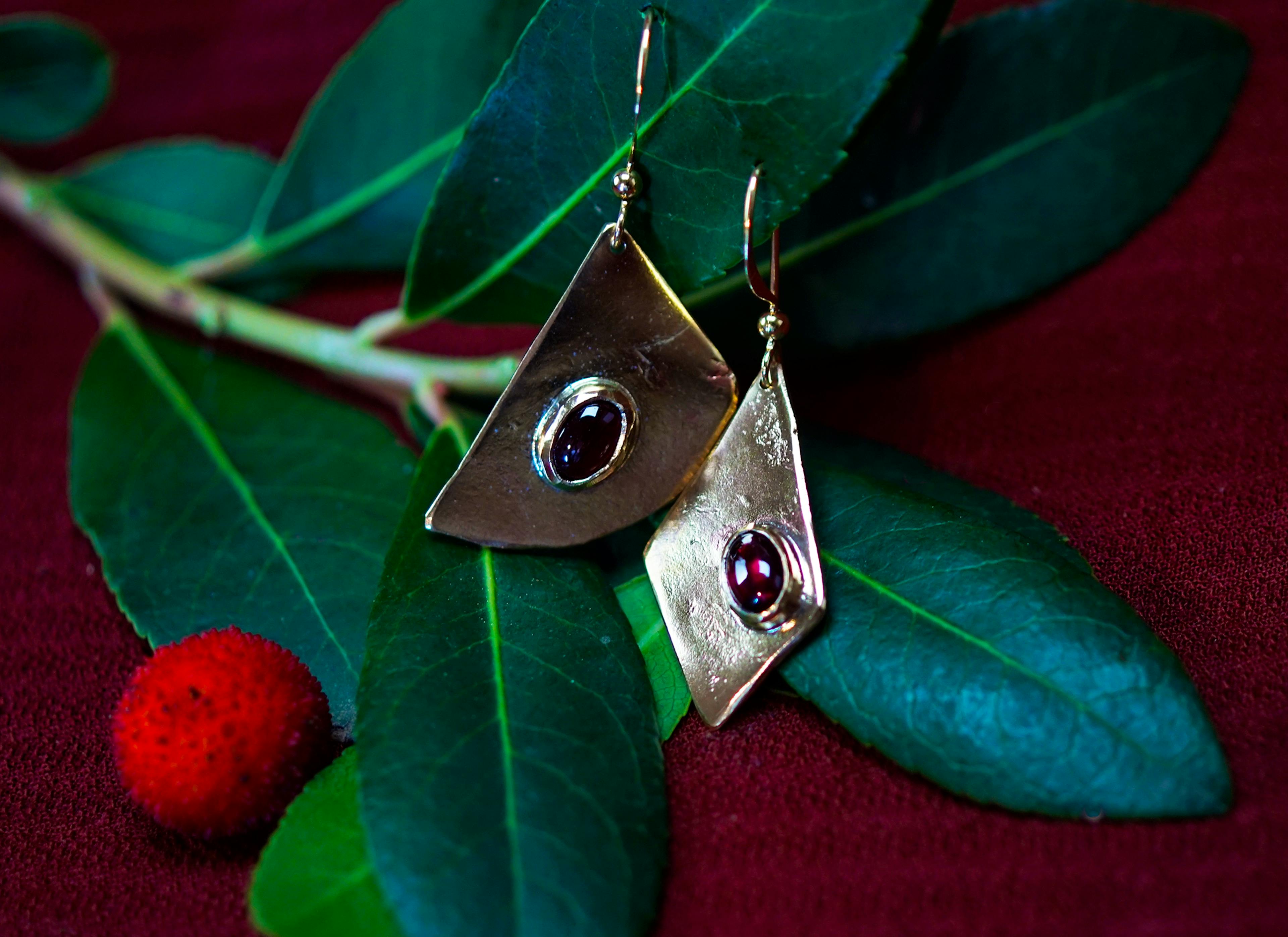boucles d'oreilles posées sur une branche d'arbousié