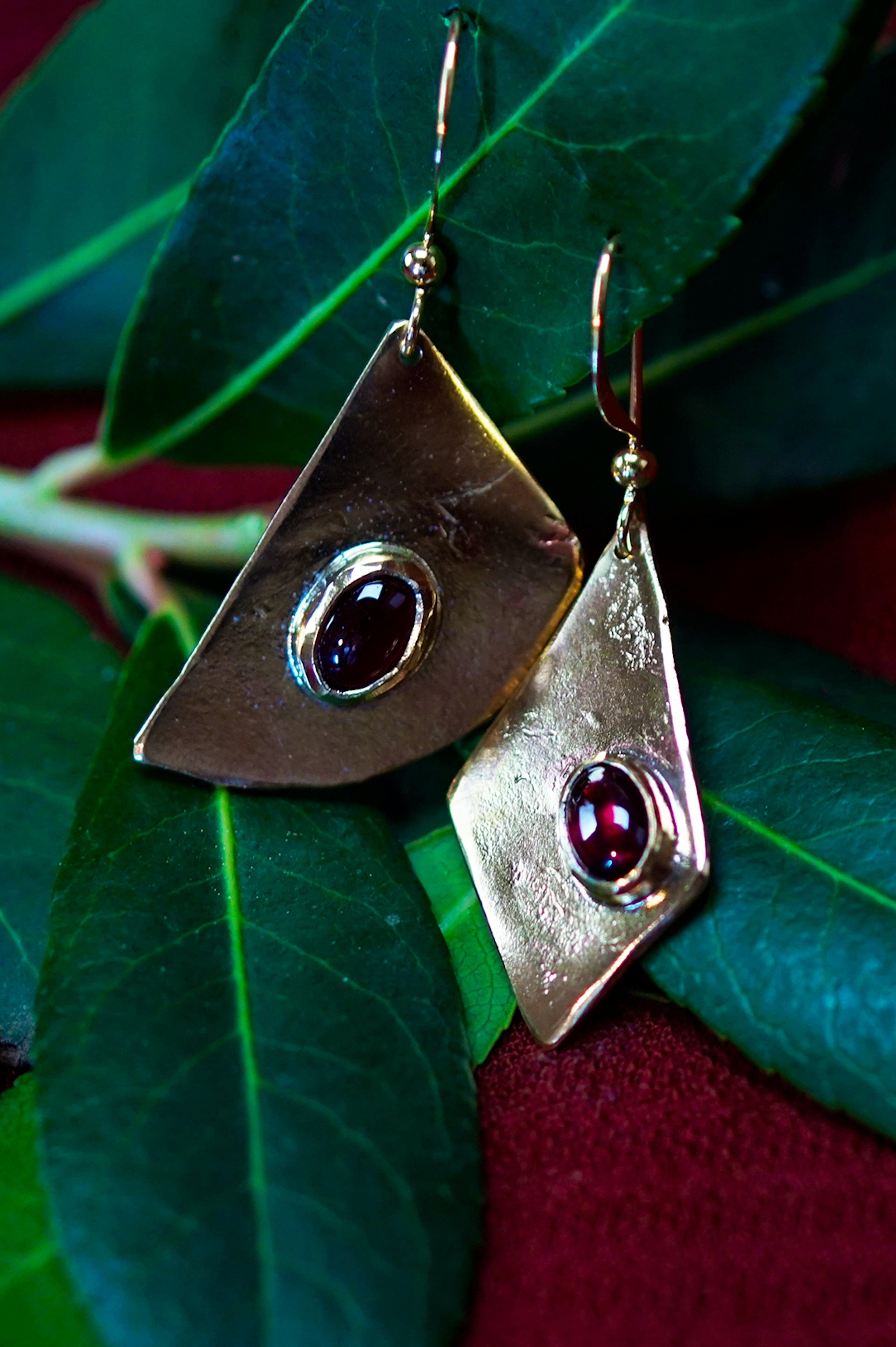 boucles d'oreilles posées sur une branche d'arbousié
