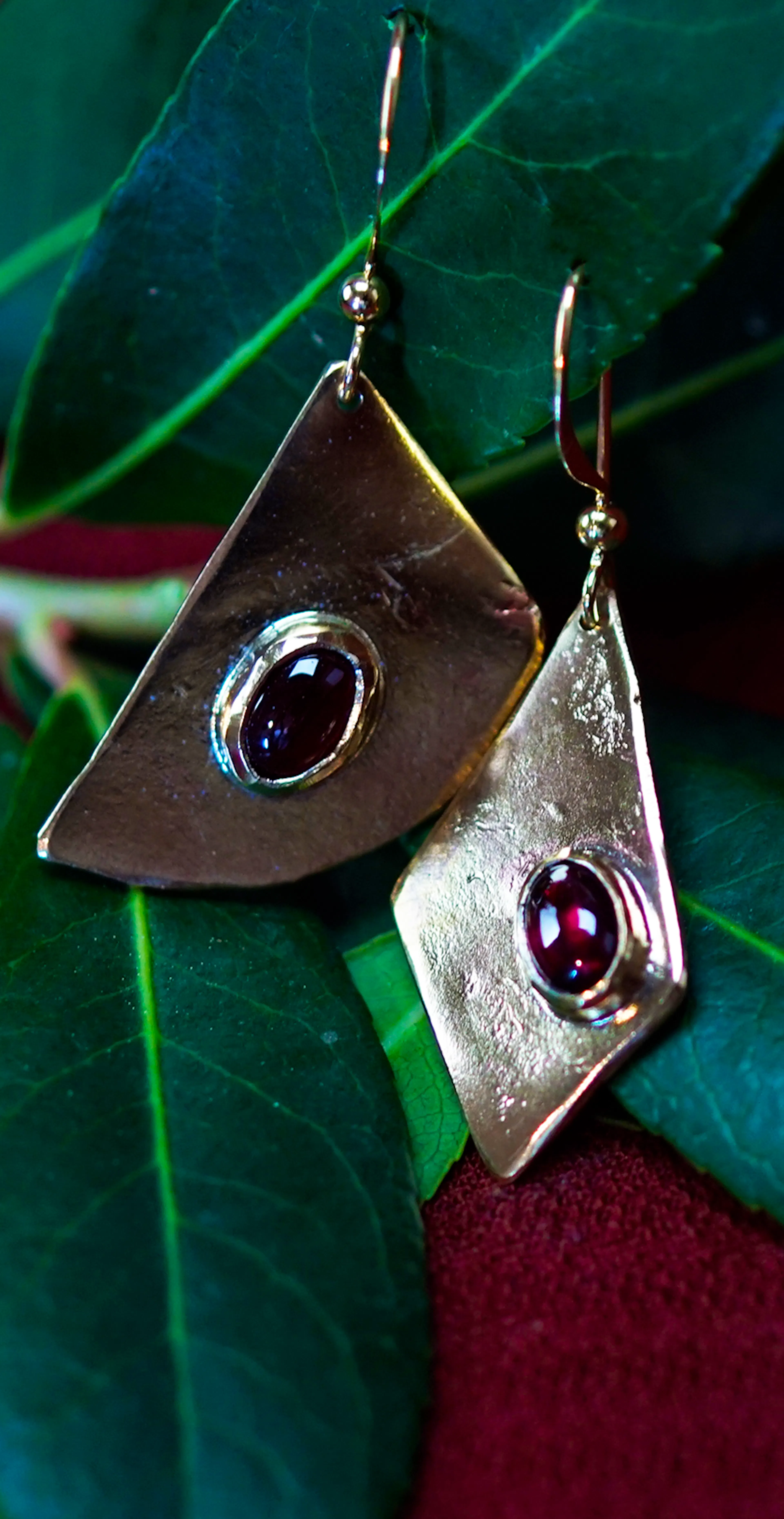 boucles d'oreilles posées sur une branche d'arbousié