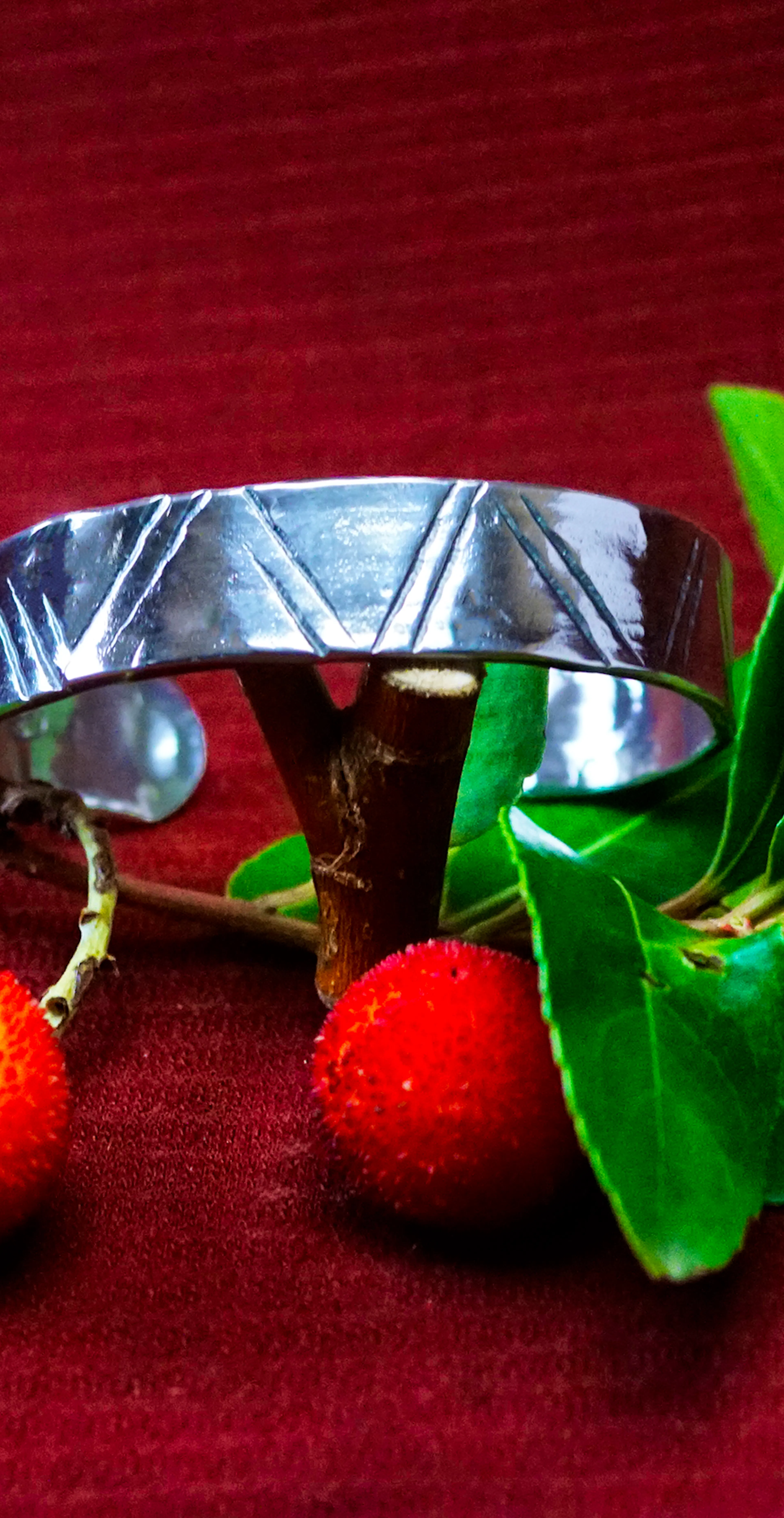 Bracelet plaqué argent posé sur une branche d'arbousié