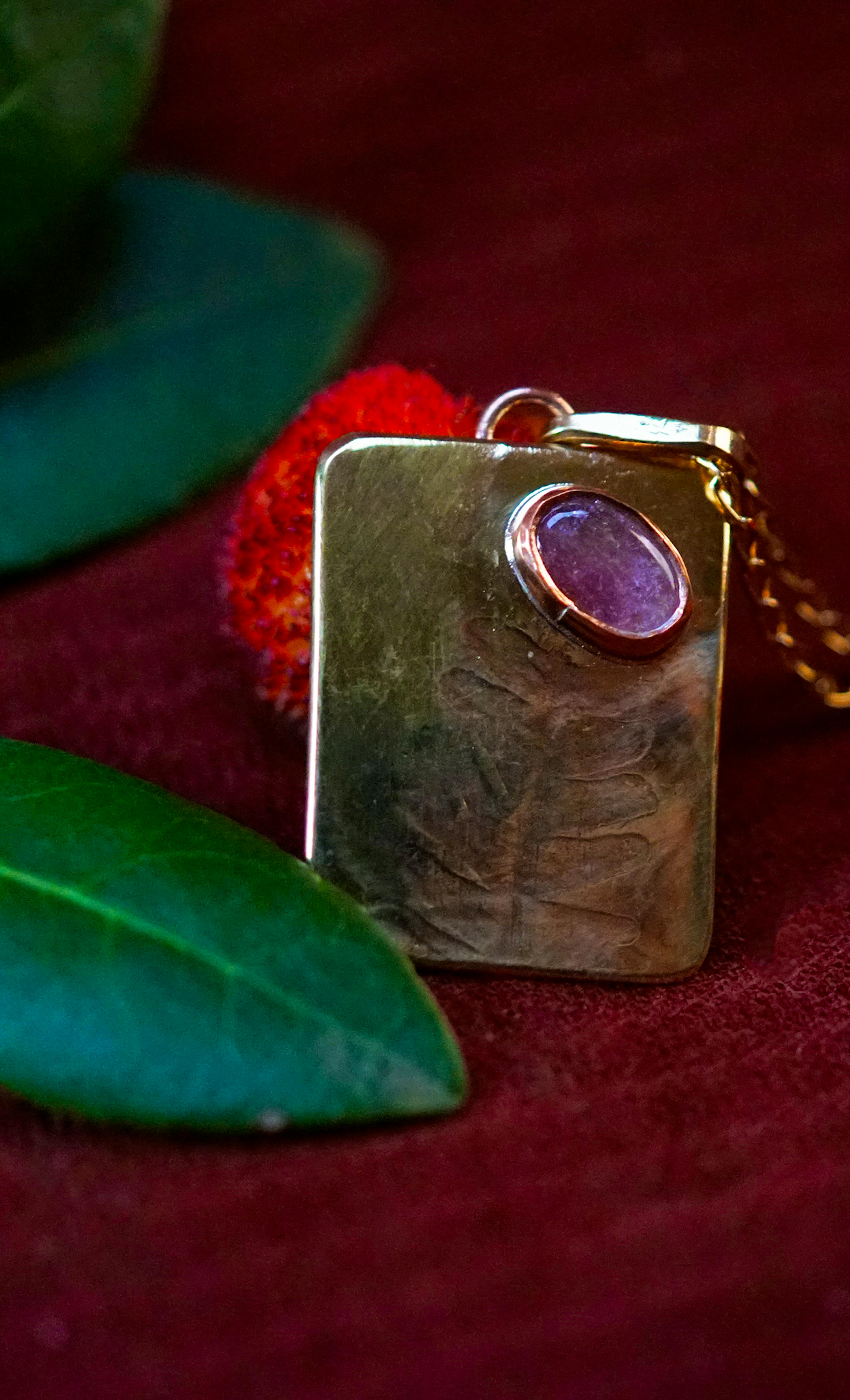 Pendentif exposé sur une branche d'arbouse