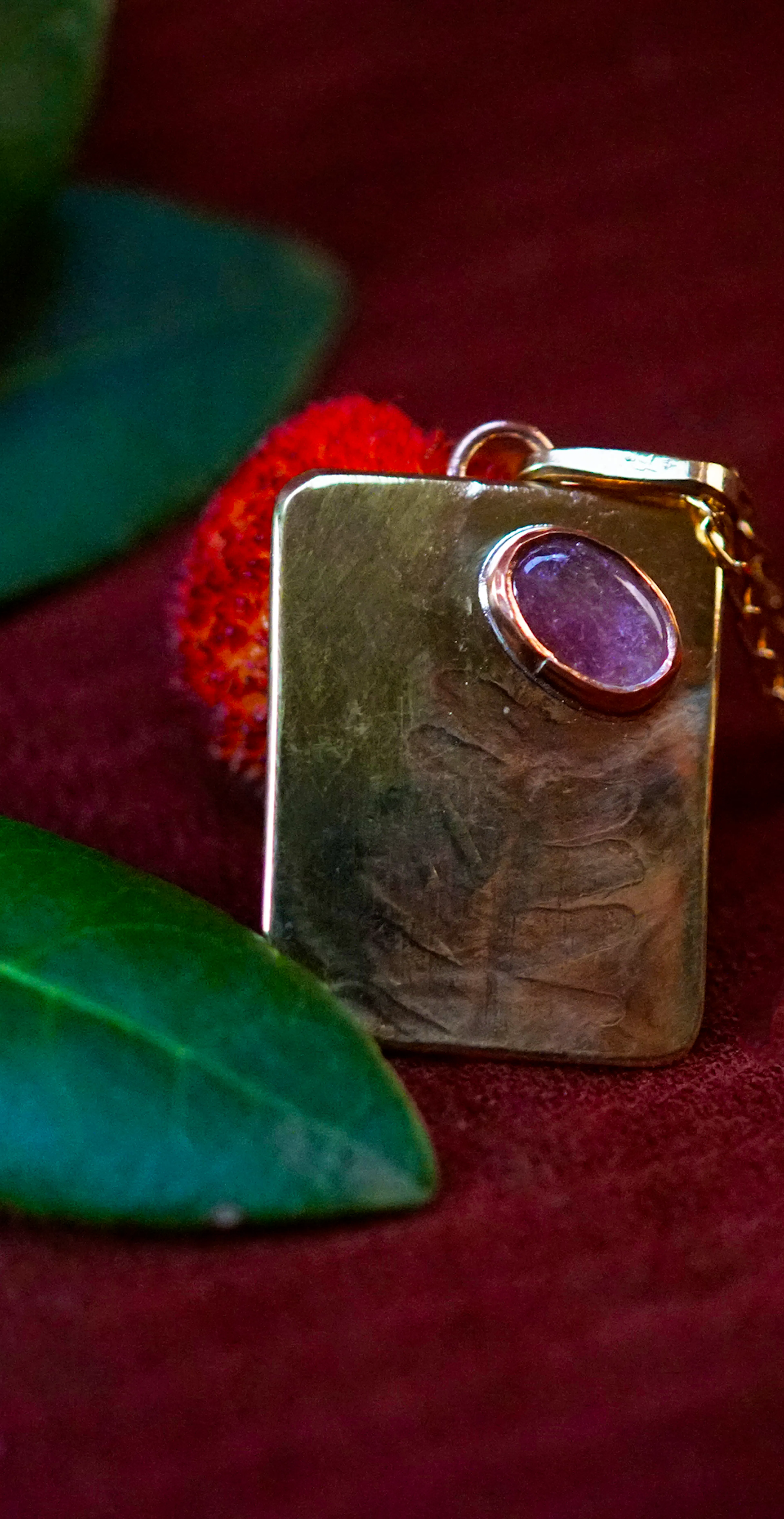 Pendentif exposé sur une branche d'arbouse