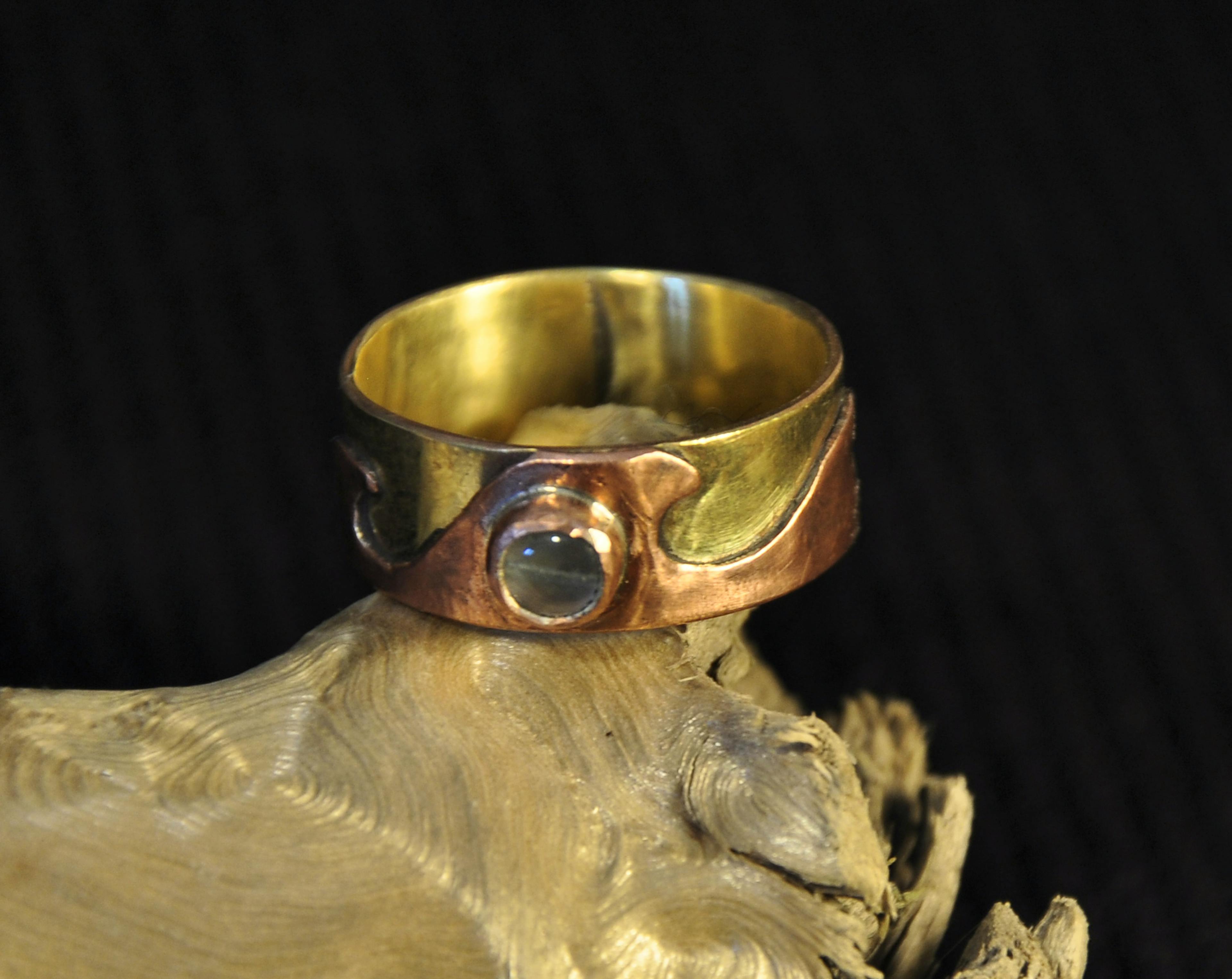 bague cuivre laiton posé sur une racine
