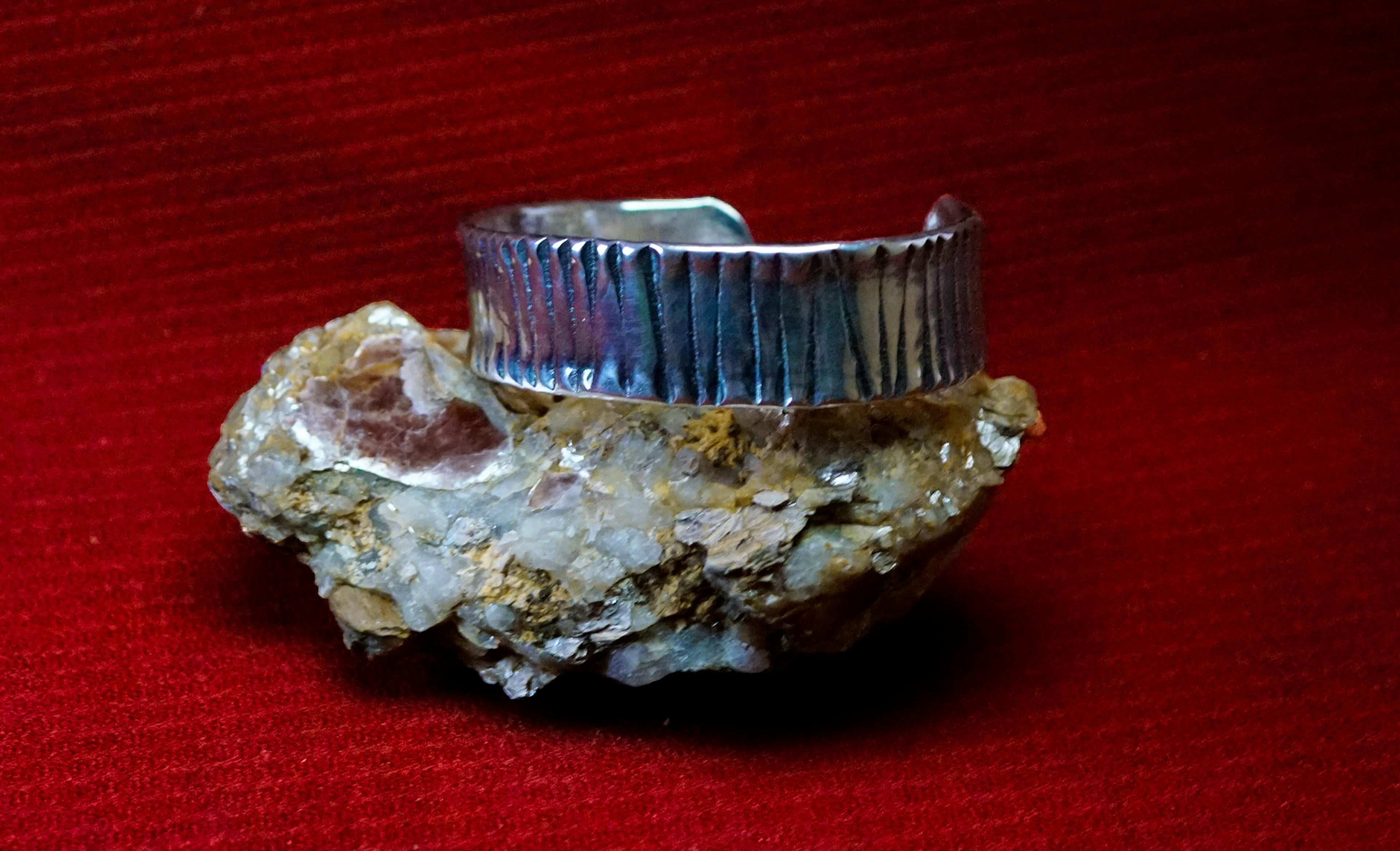 bracelet cuivre et argent posé sur une pierre de mica