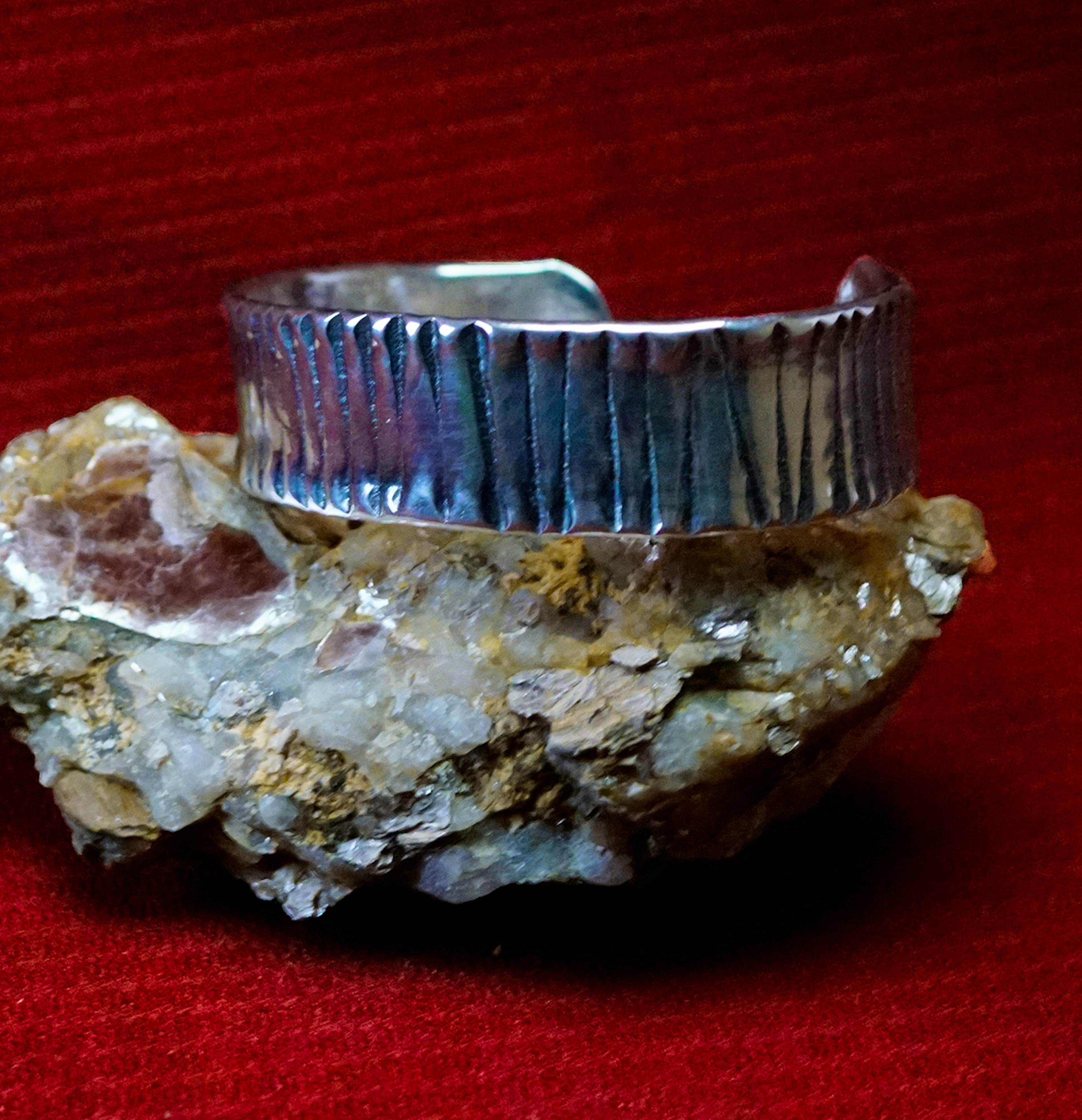 bracelet cuivre et argent posé sur une pierre de mica