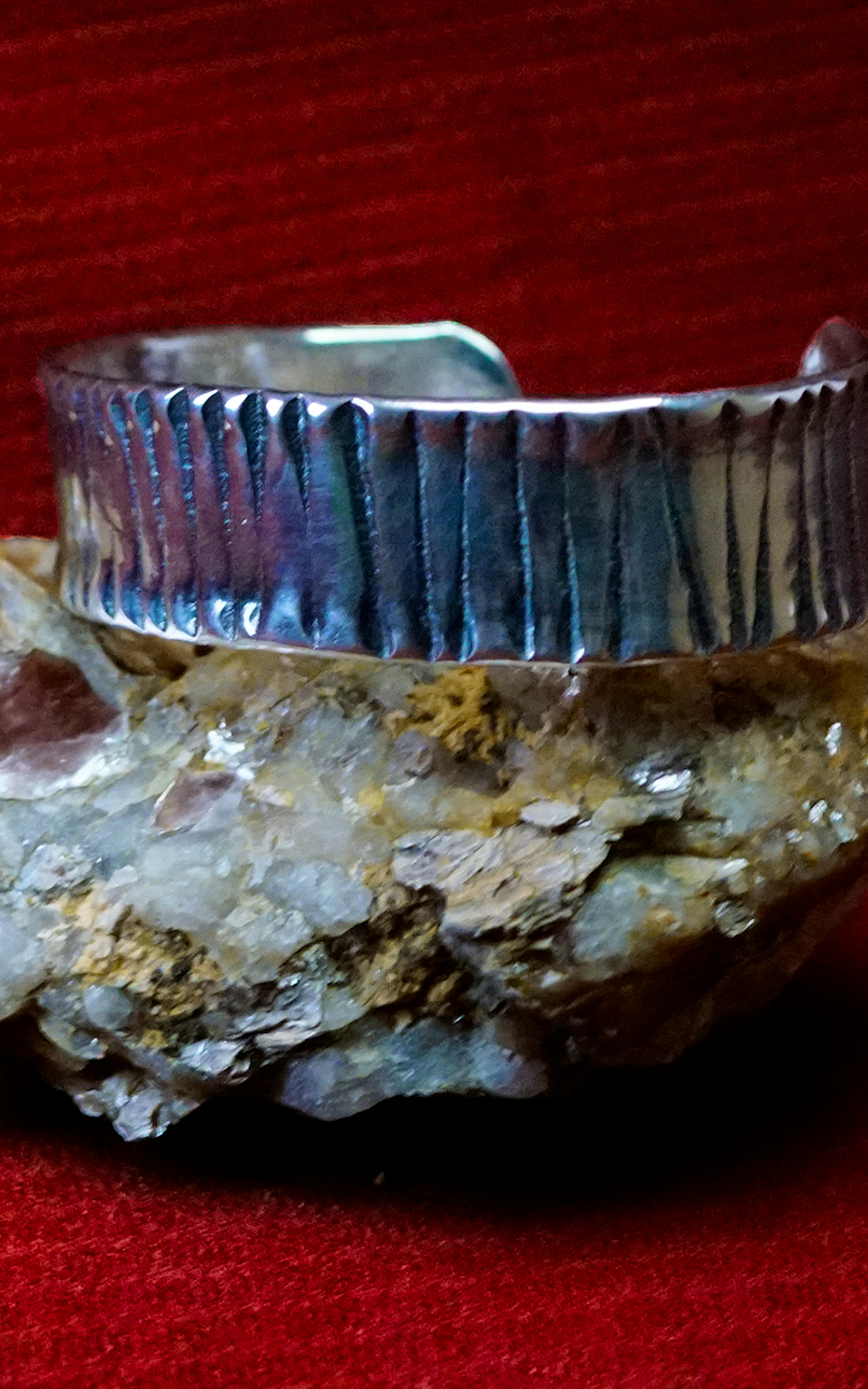 bracelet cuivre et argent posé sur une pierre de mica