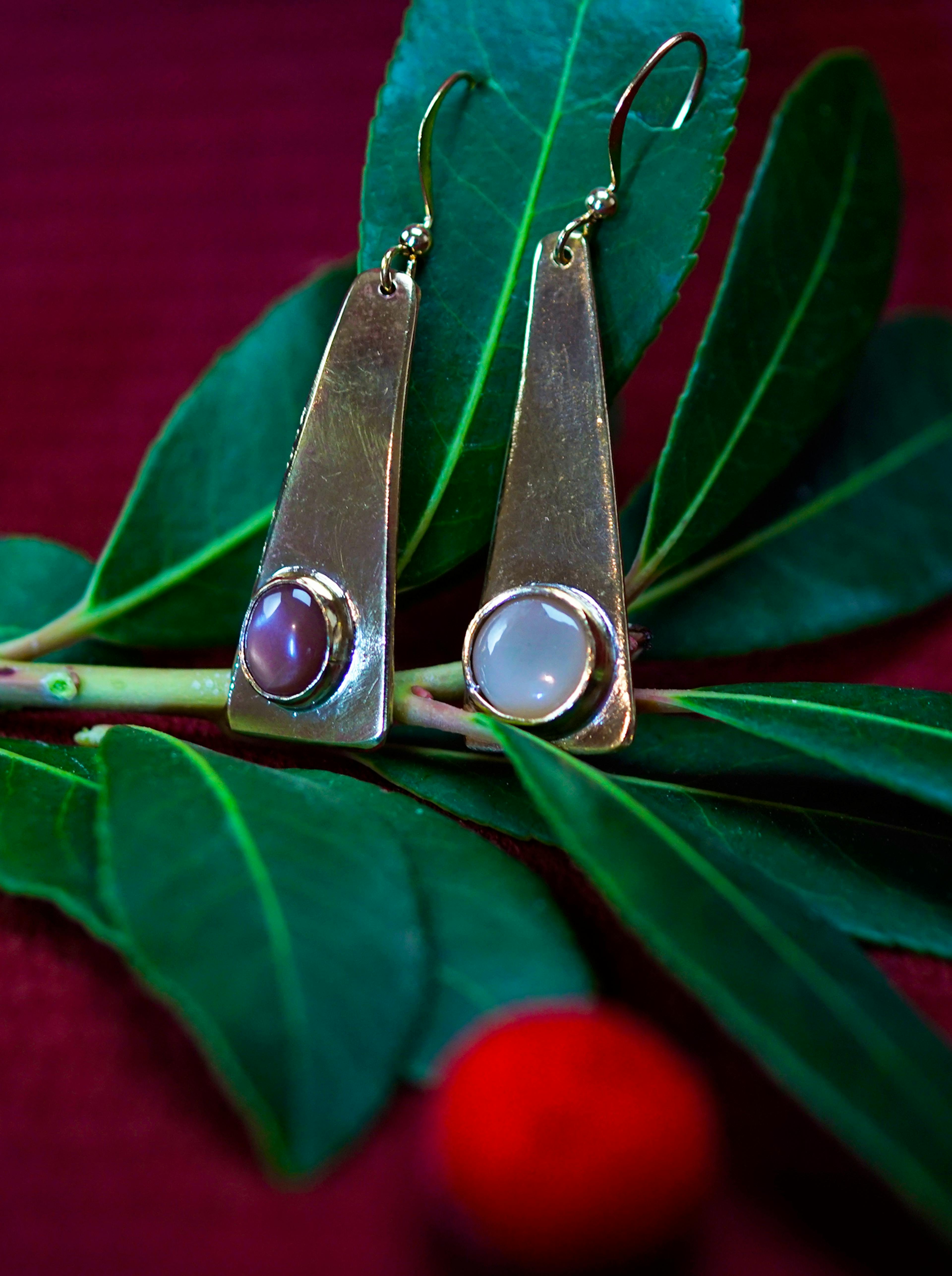 Boucles d'oreilles posées sur une branche d'arbousié