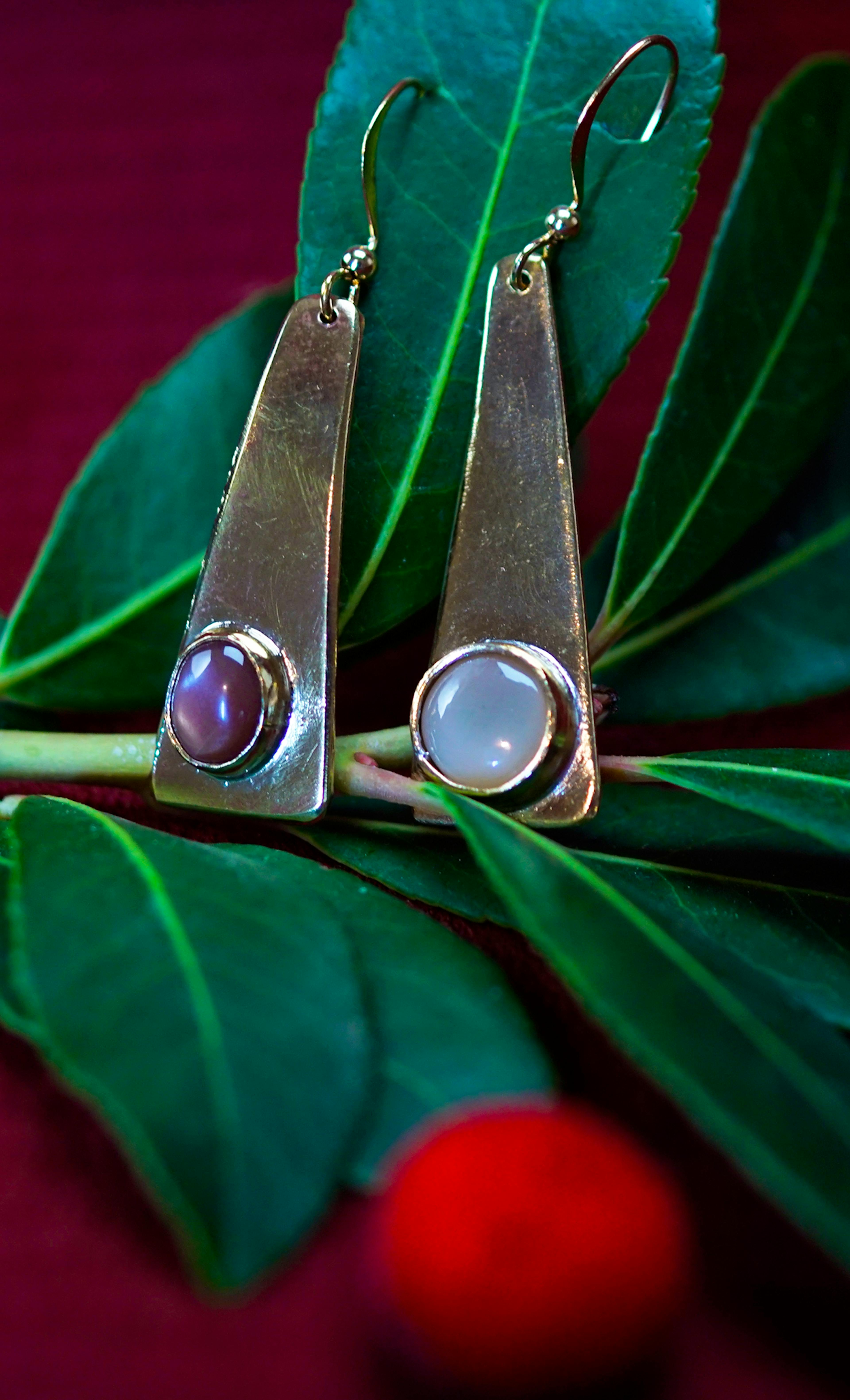 Boucles d'oreilles posées sur une branche d'arbousié