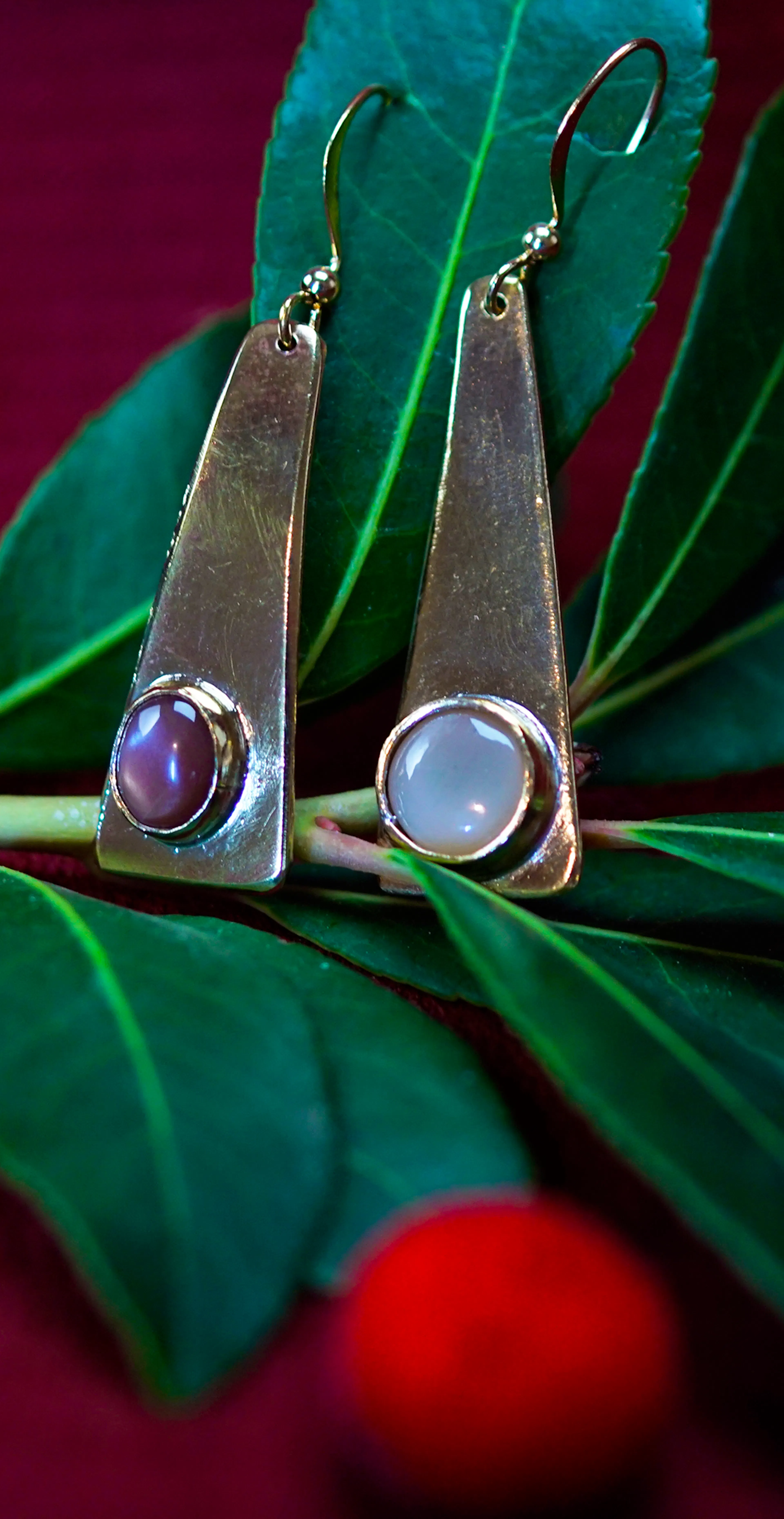 Boucles d'oreilles posées sur une branche d'arbousié