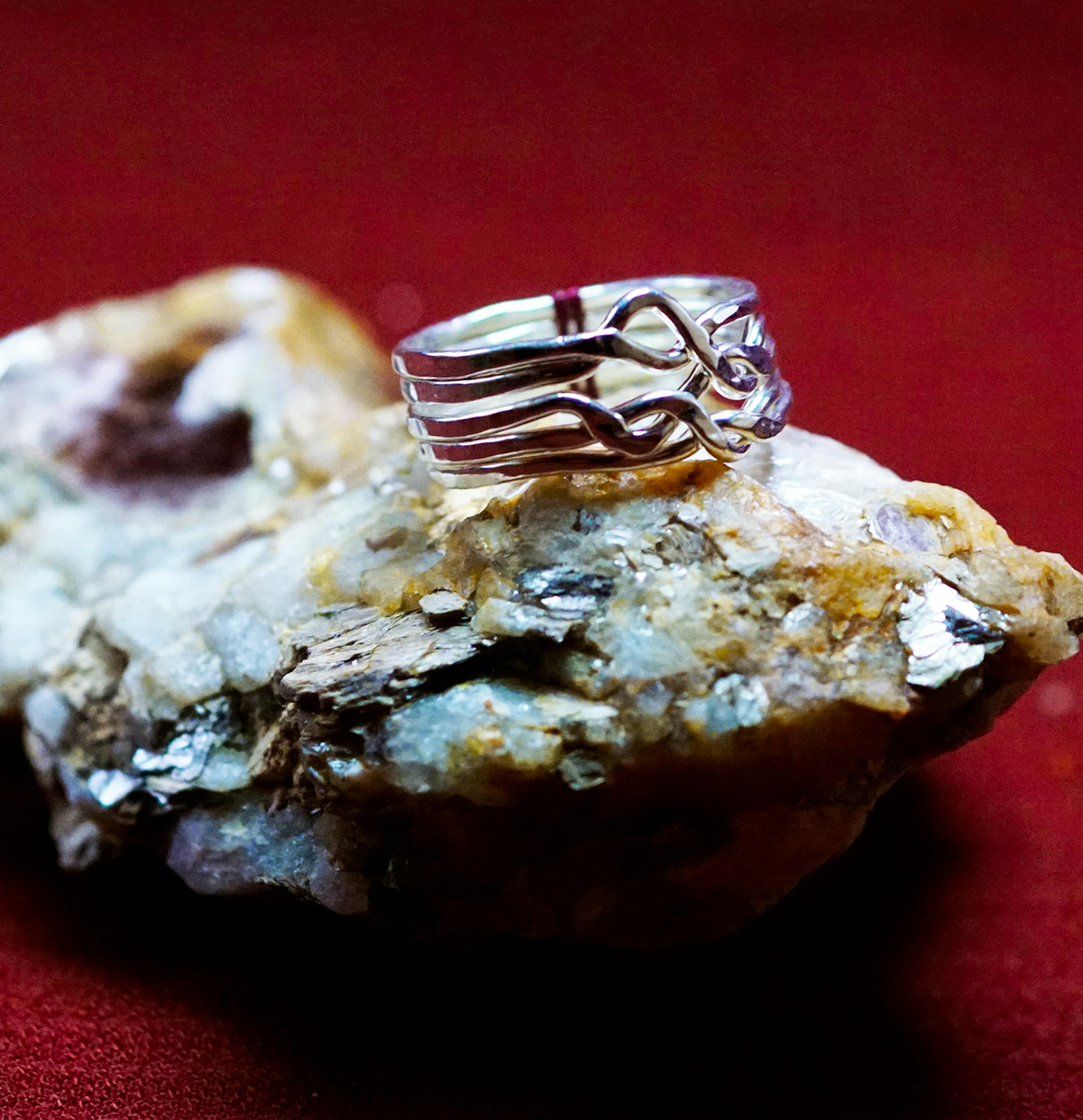 Bague casse tête posé sur une pierre de mica