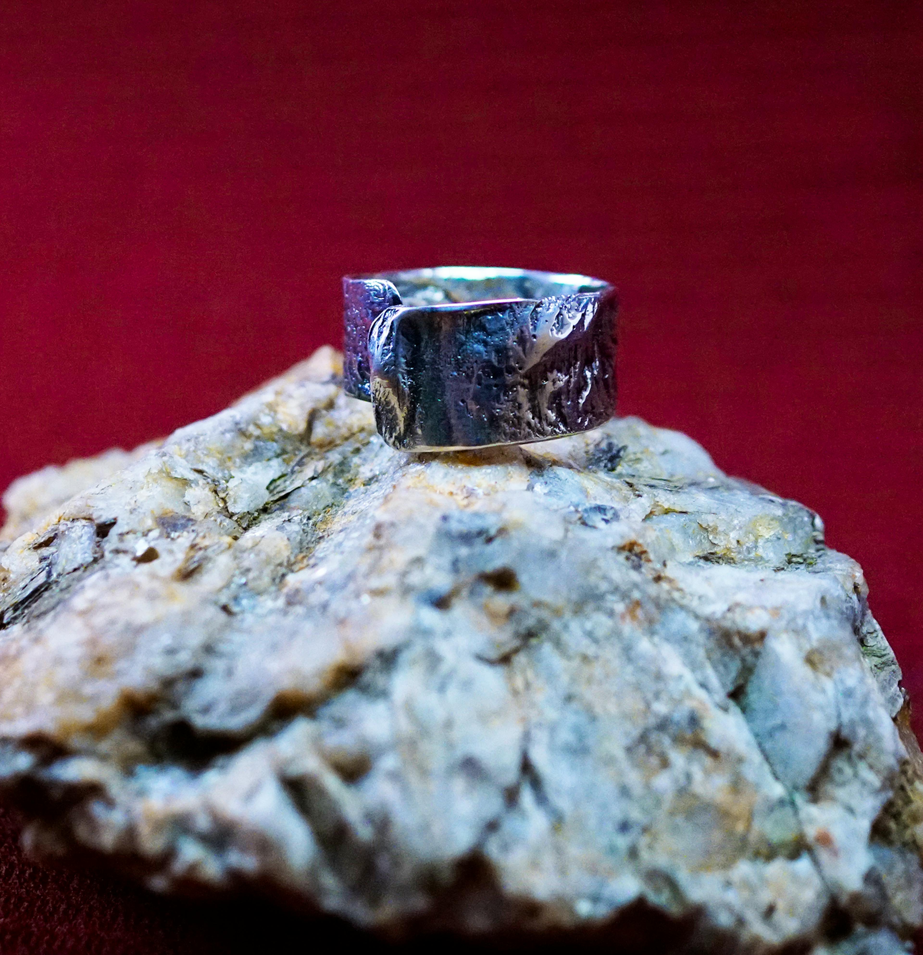 Bague cuivre plaqué argent posé sur une pierre de mica