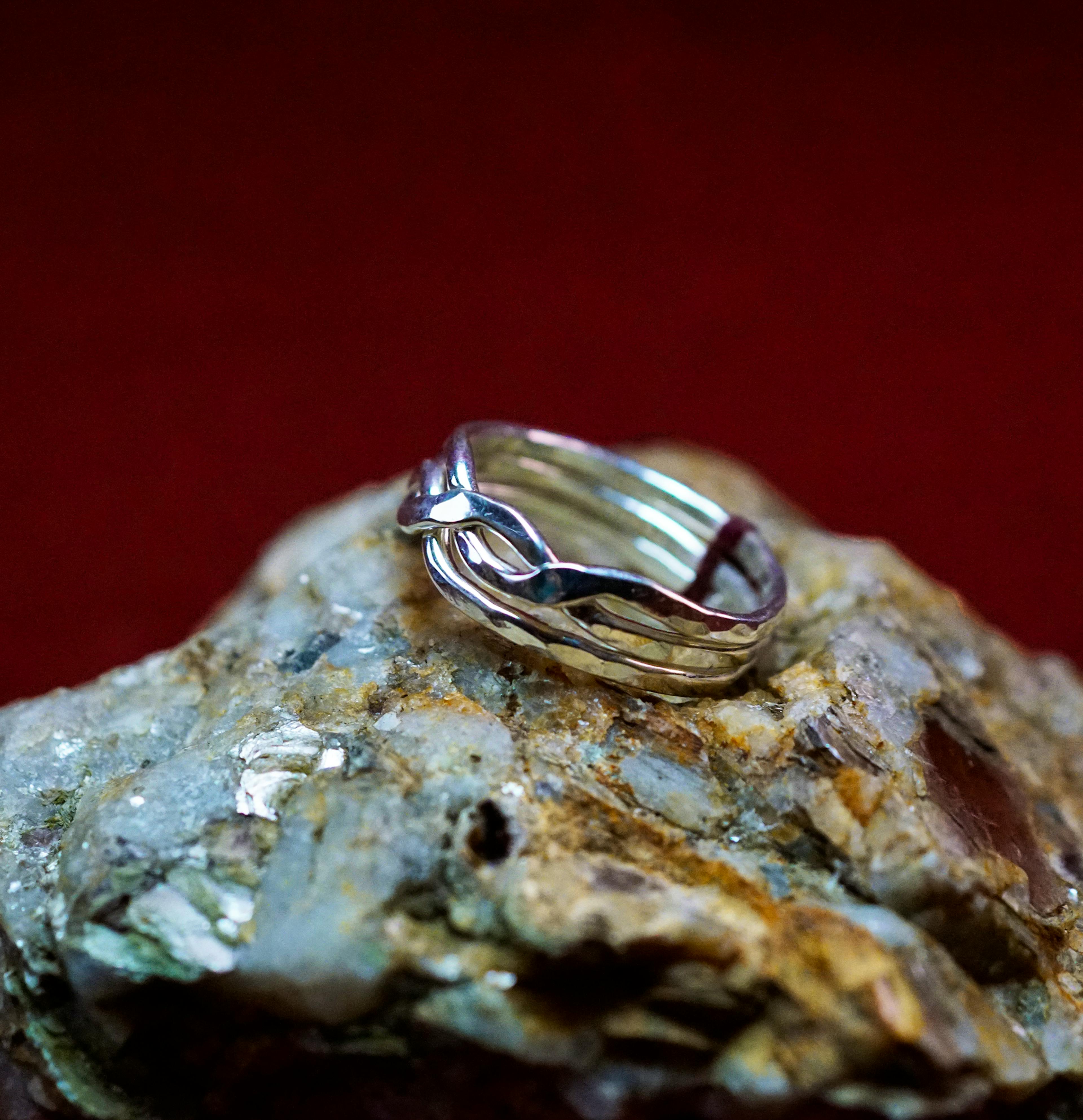 Bague Casse-tête 3 anneaux posé sur une pierre de mica