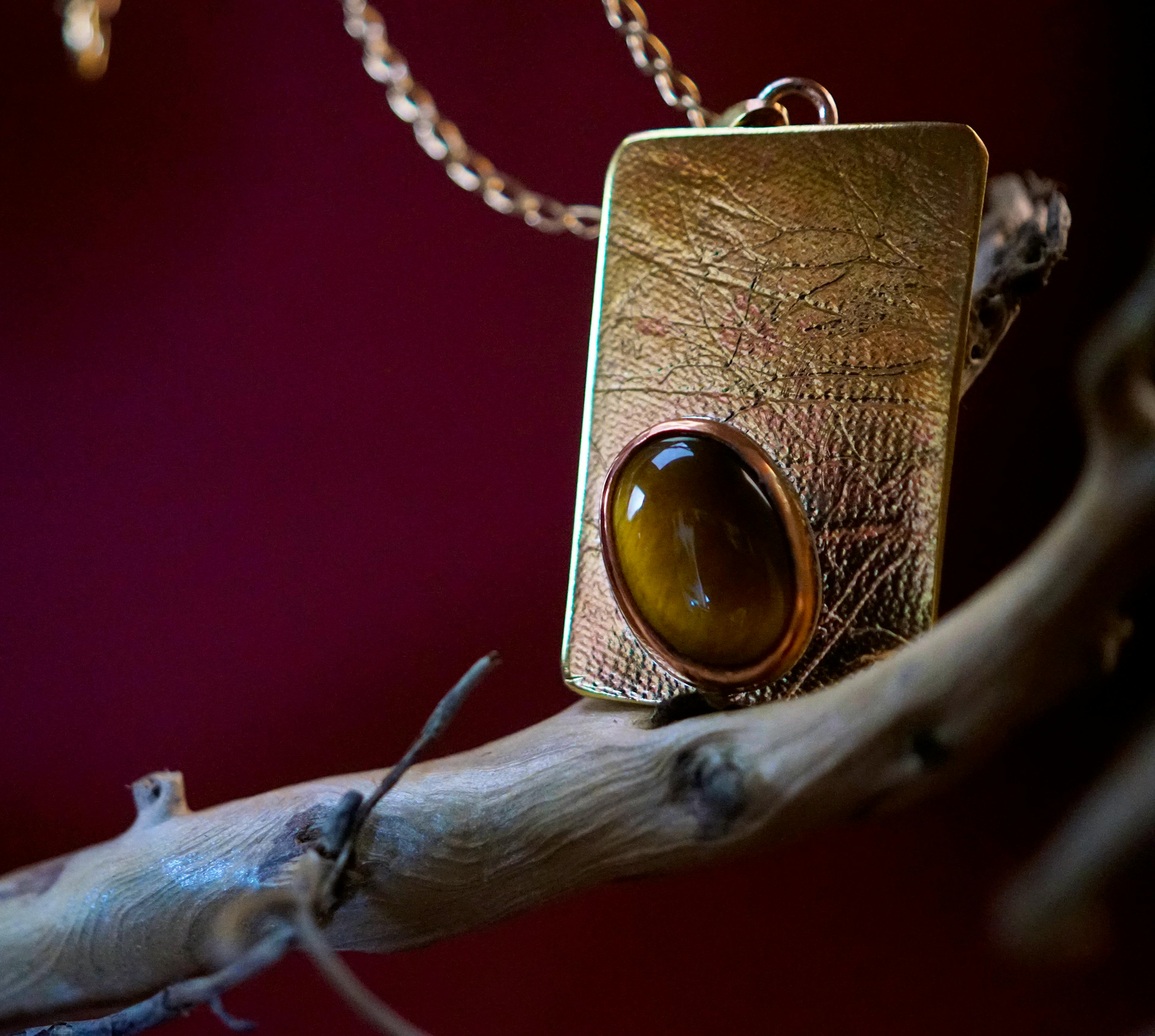 Pendentif exposé sur une racine