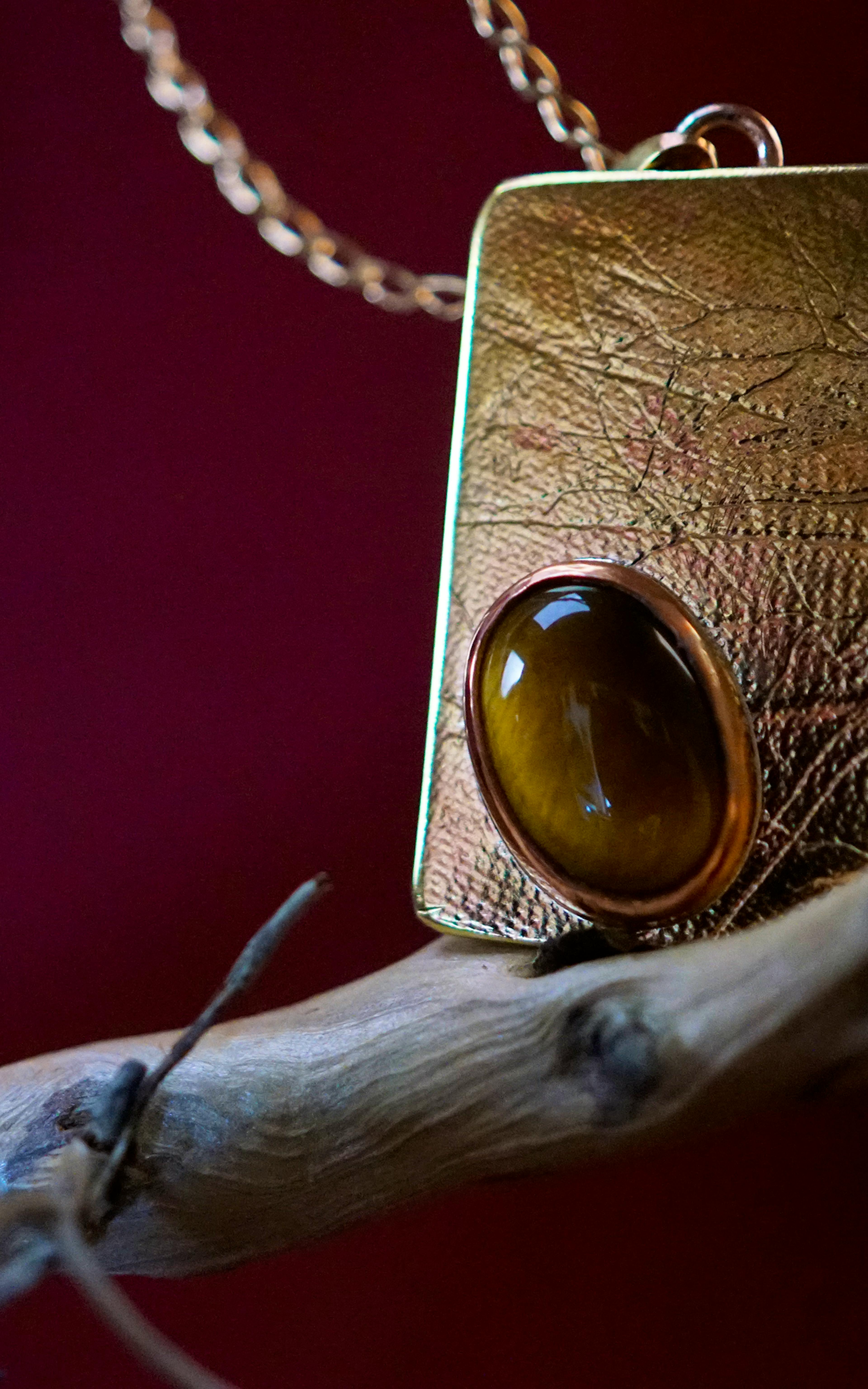Pendentif exposé sur une racine