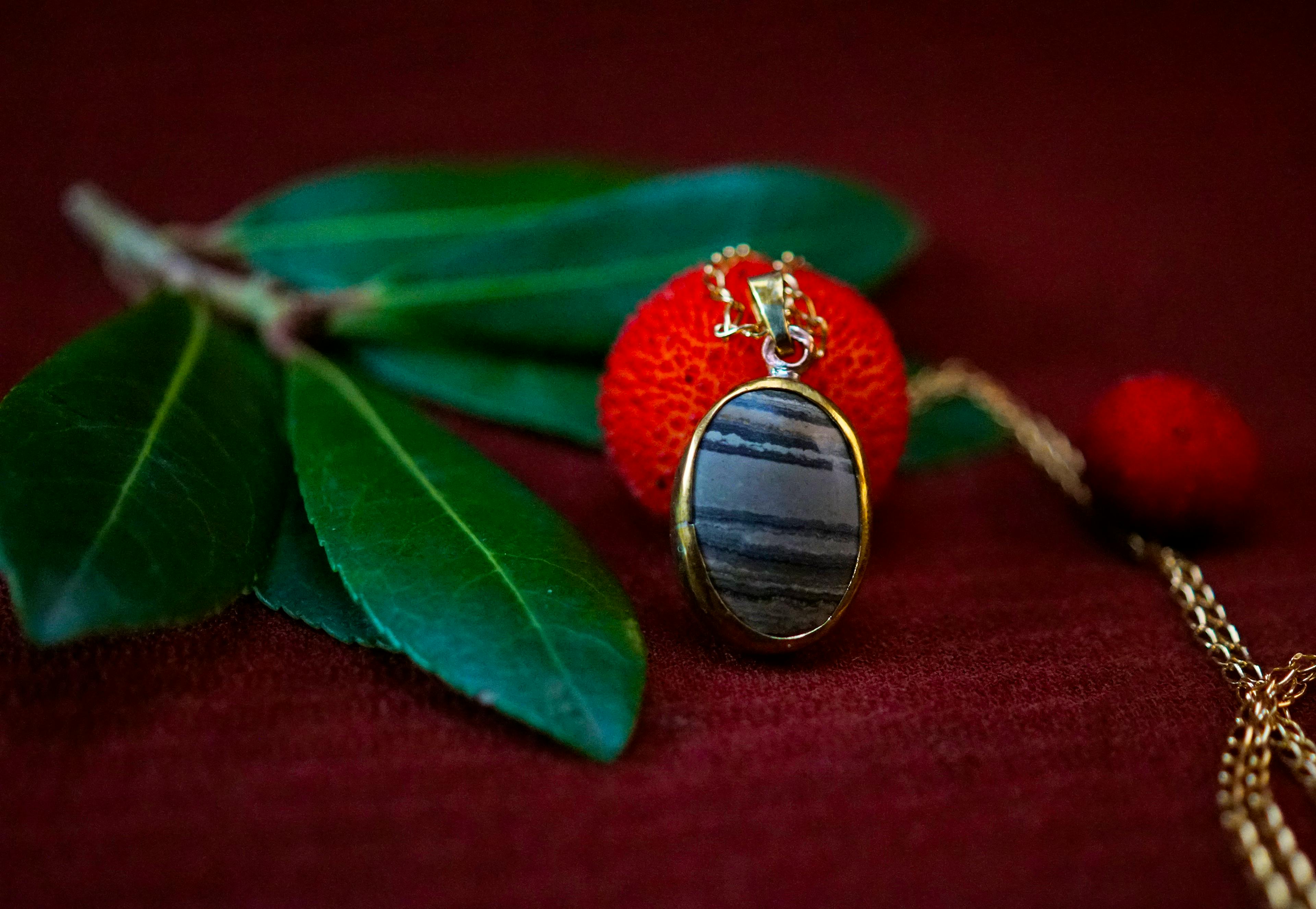 Pendentif exposé sur une branche d'arbousié