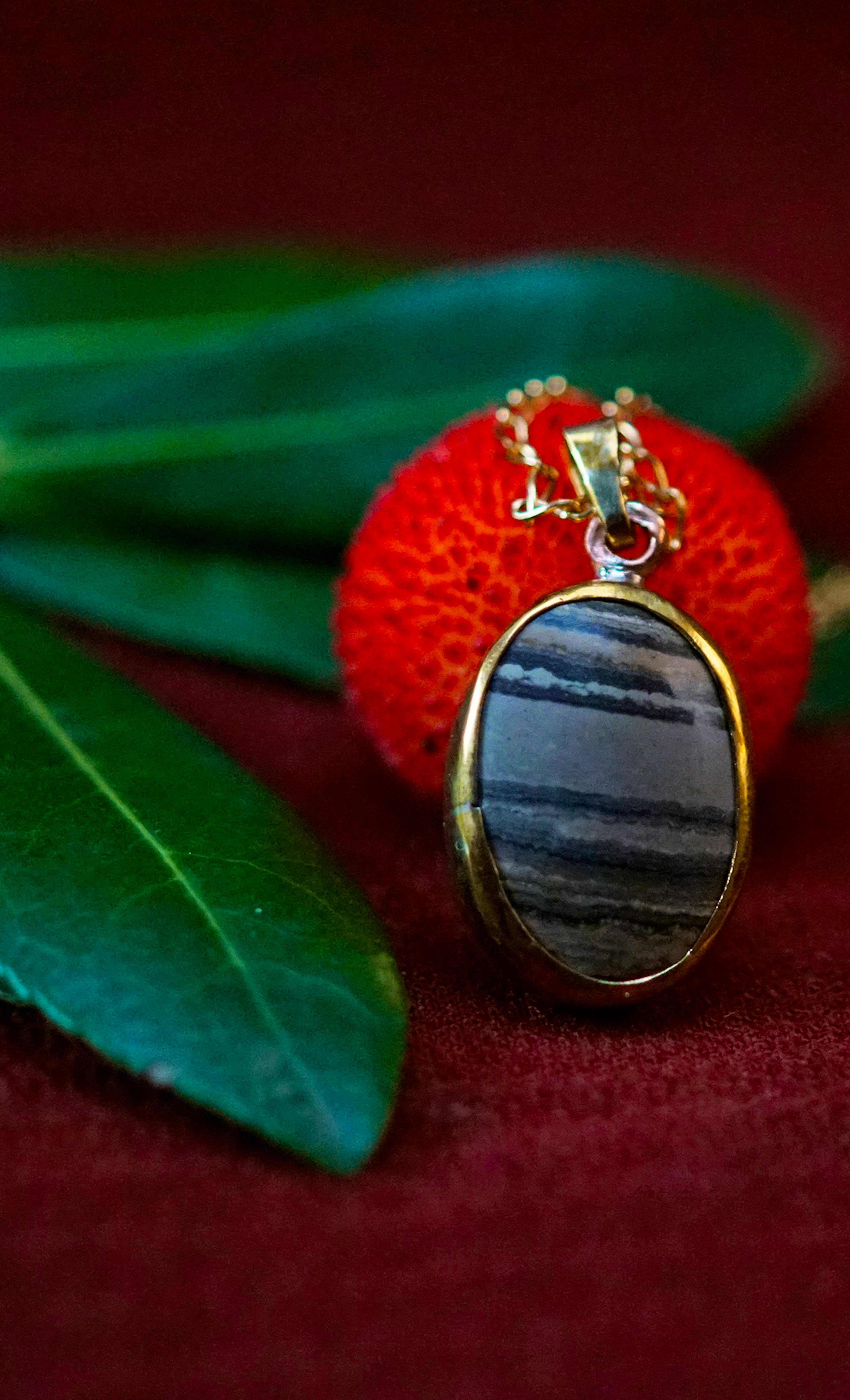 Pendentif exposé sur une branche d'arbousié