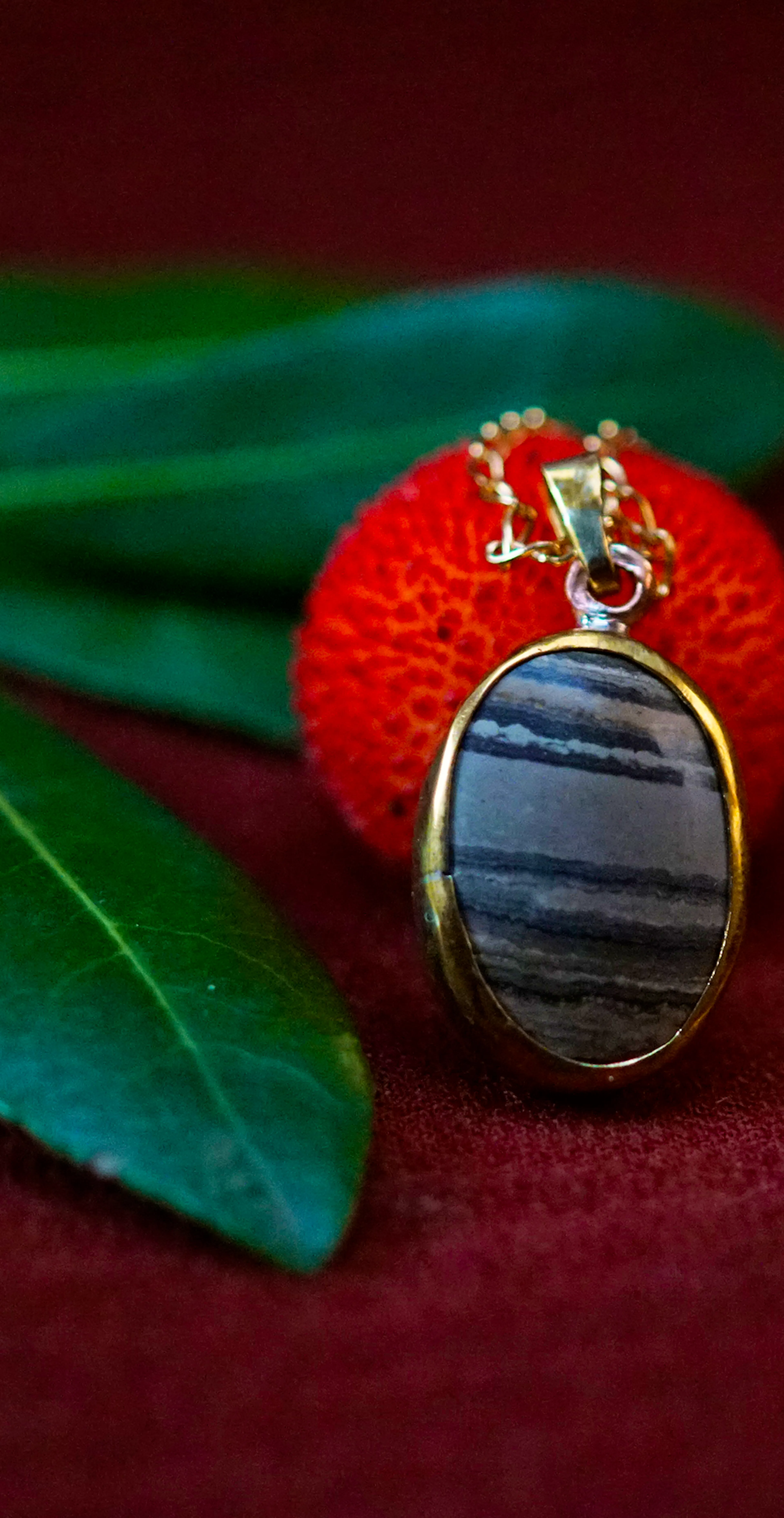 Pendentif exposé sur une branche d'arbousié