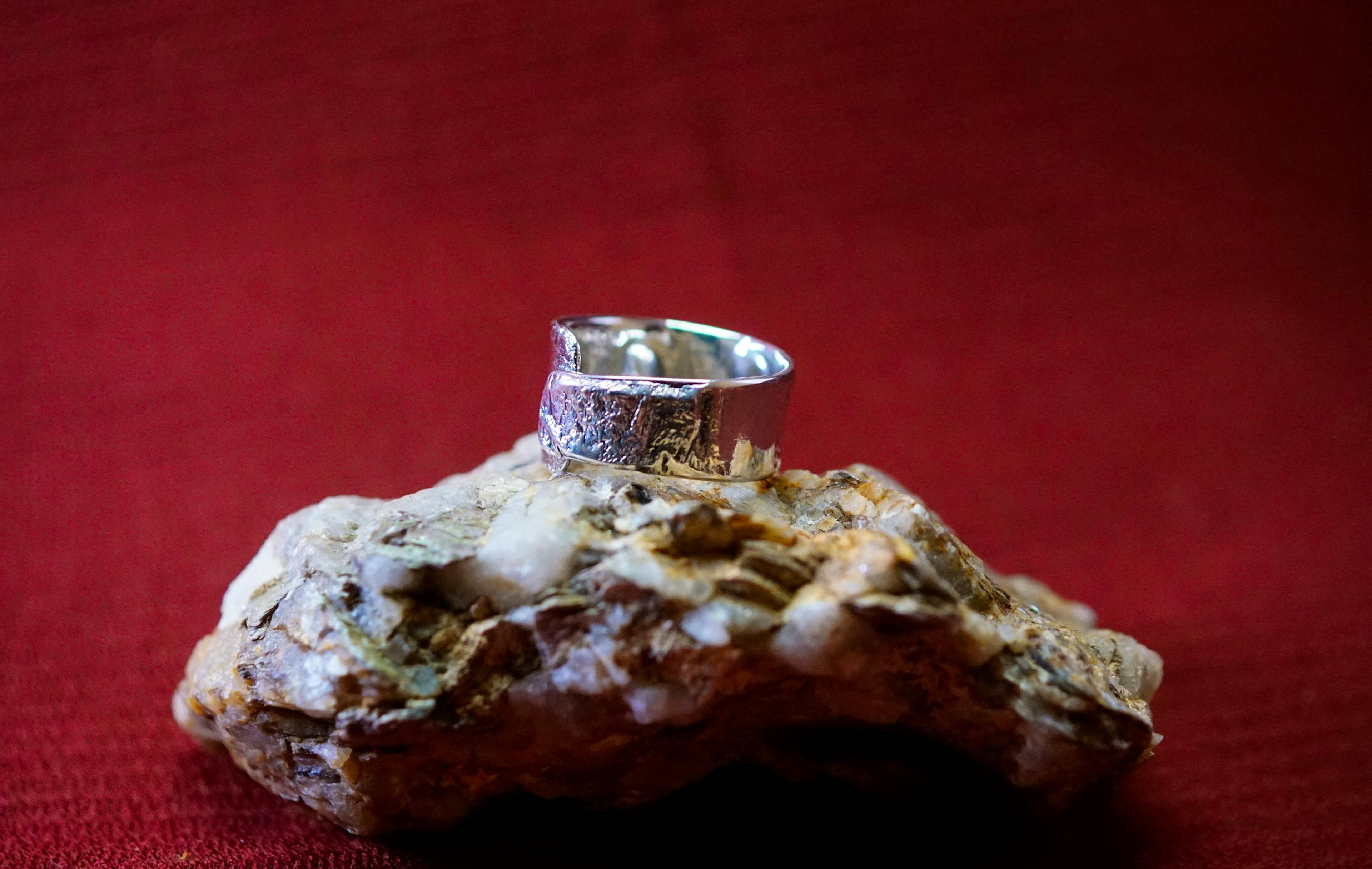 Bague cuivre plaqué argent posé sur une pierre de mica