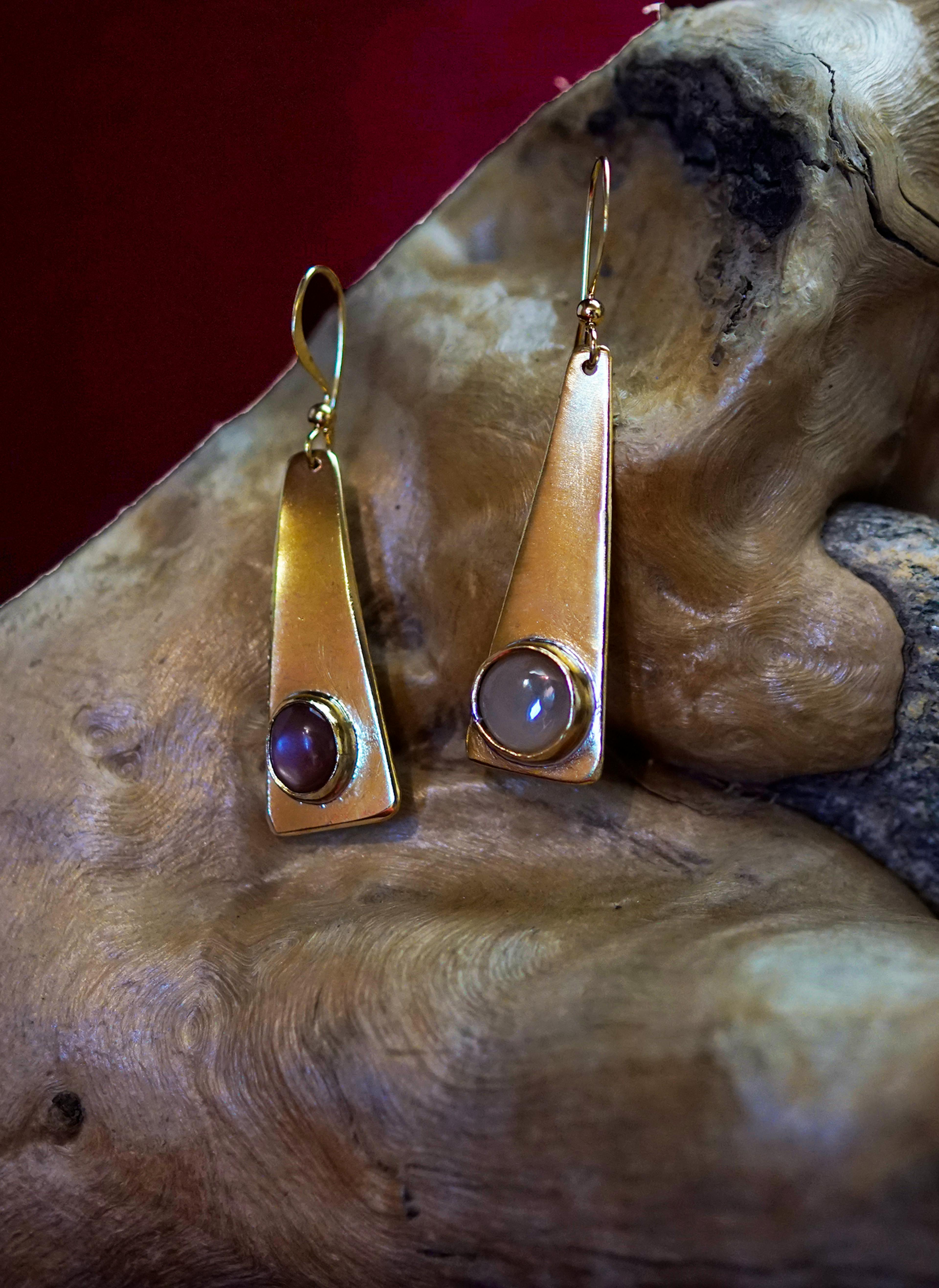 boucles d'oreilles exposées sur une racine