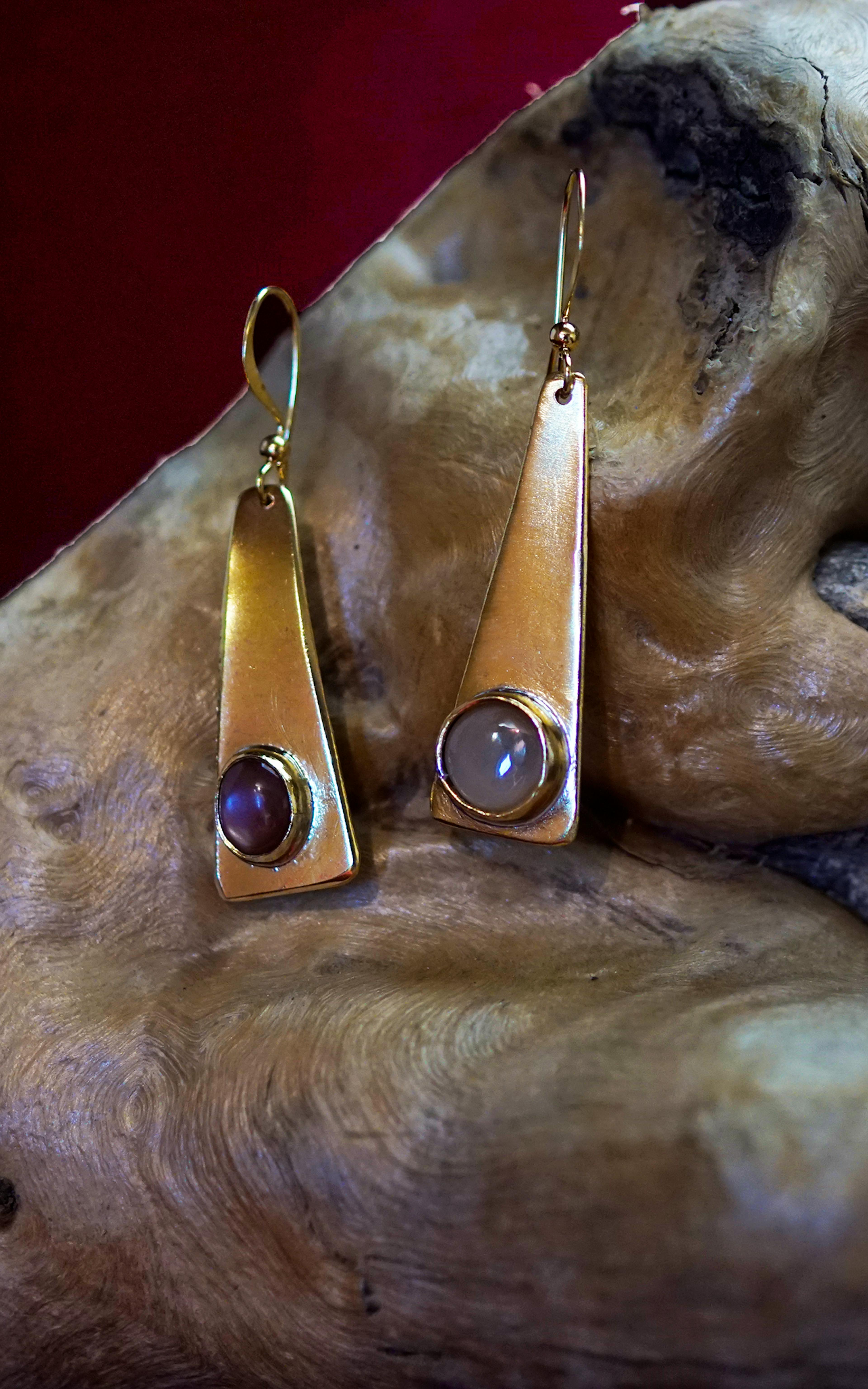 boucles d'oreilles exposées sur une racine