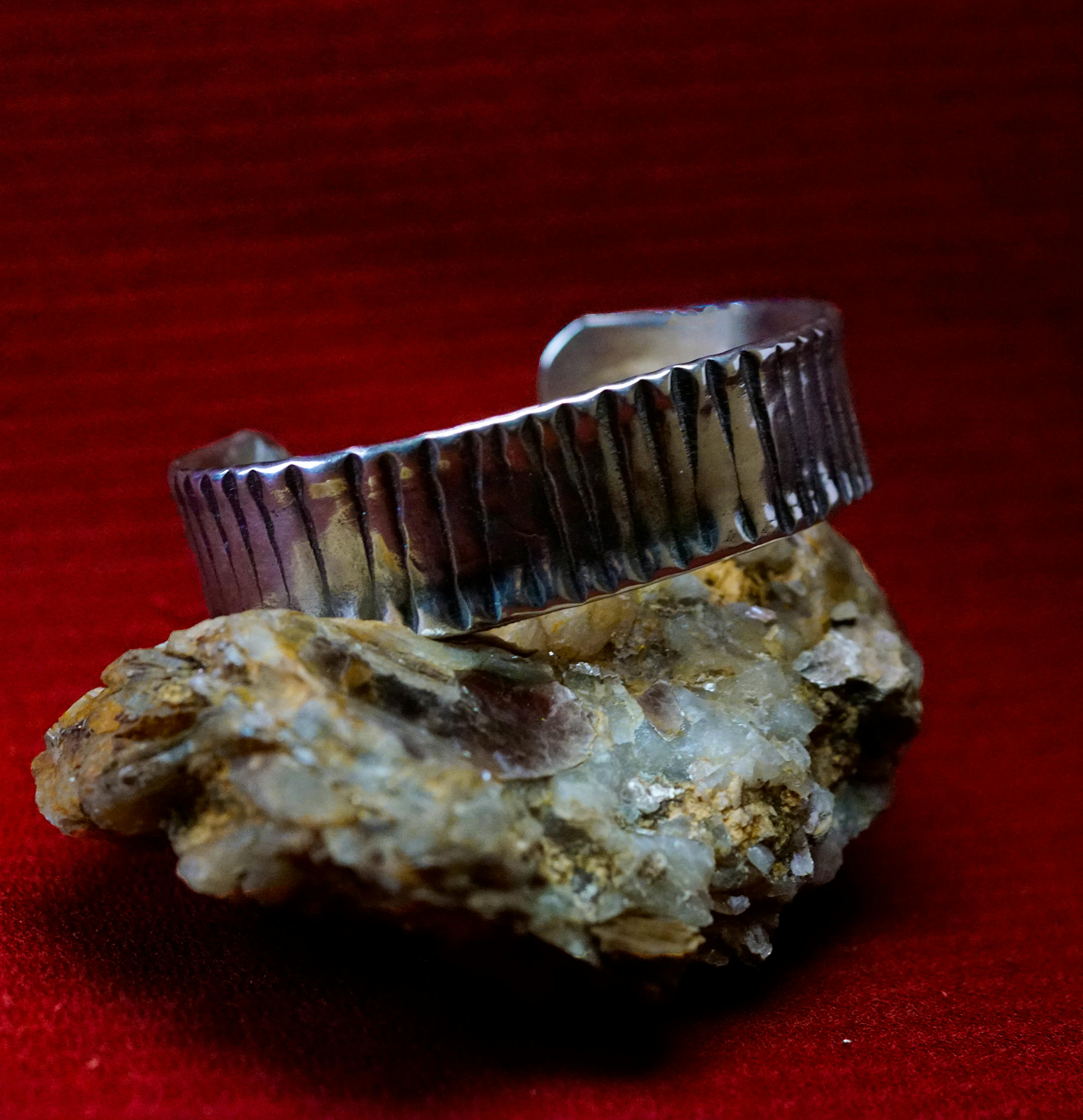 bracelet cuivre et argent posé sur une pierre de mica