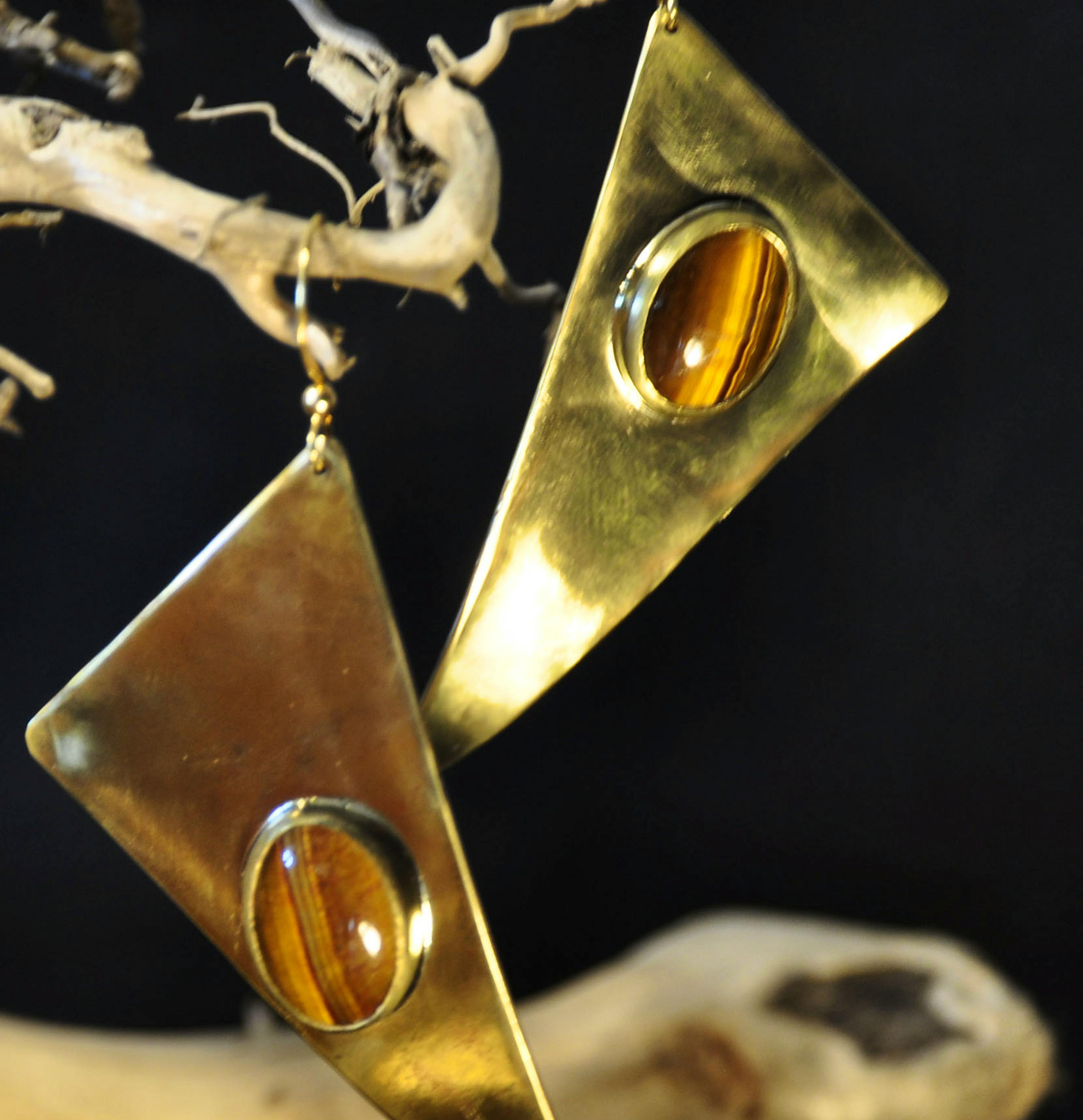 Boucle d'oreille posées sur une racine