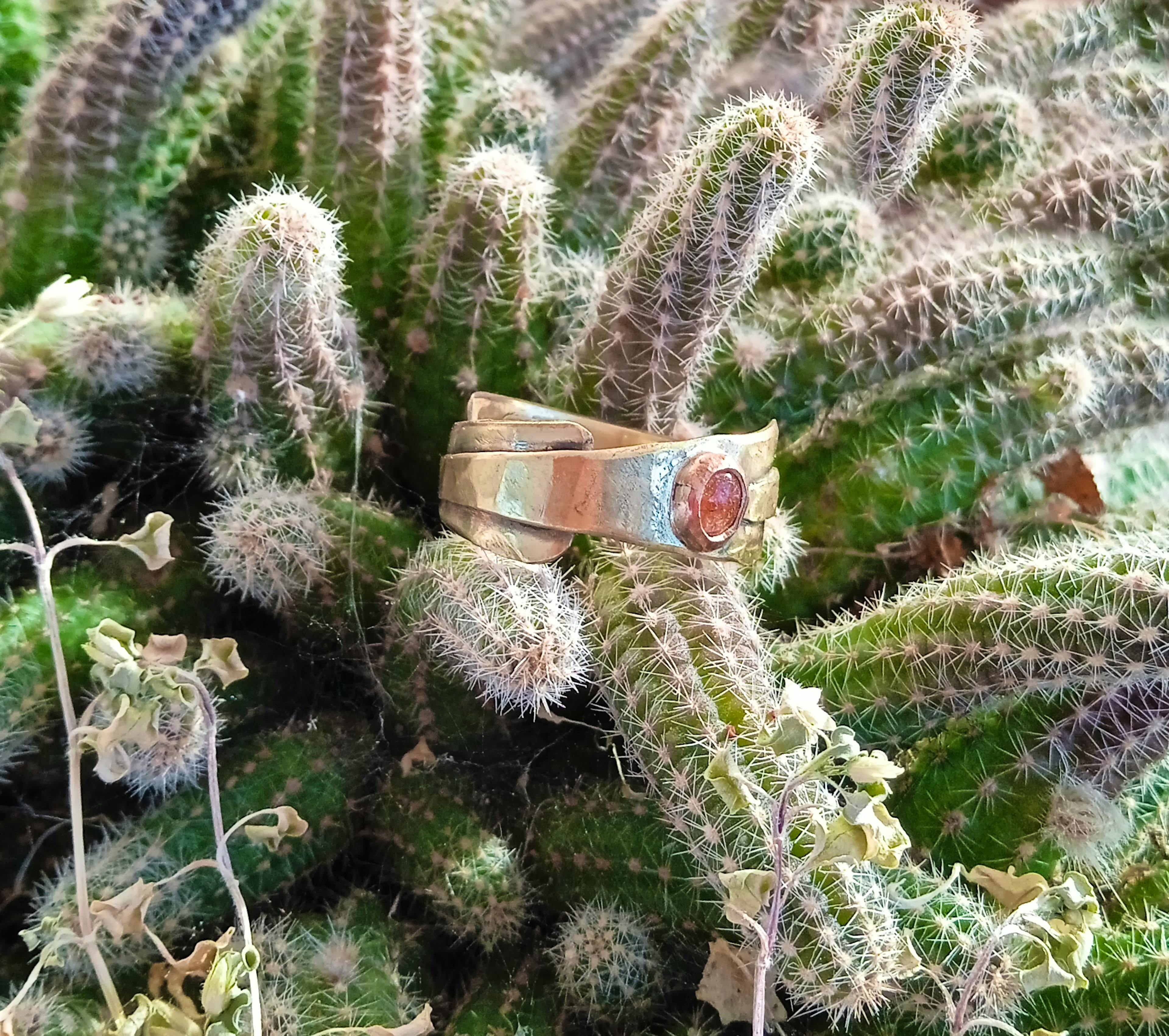 bague laiton posée sur un cactus