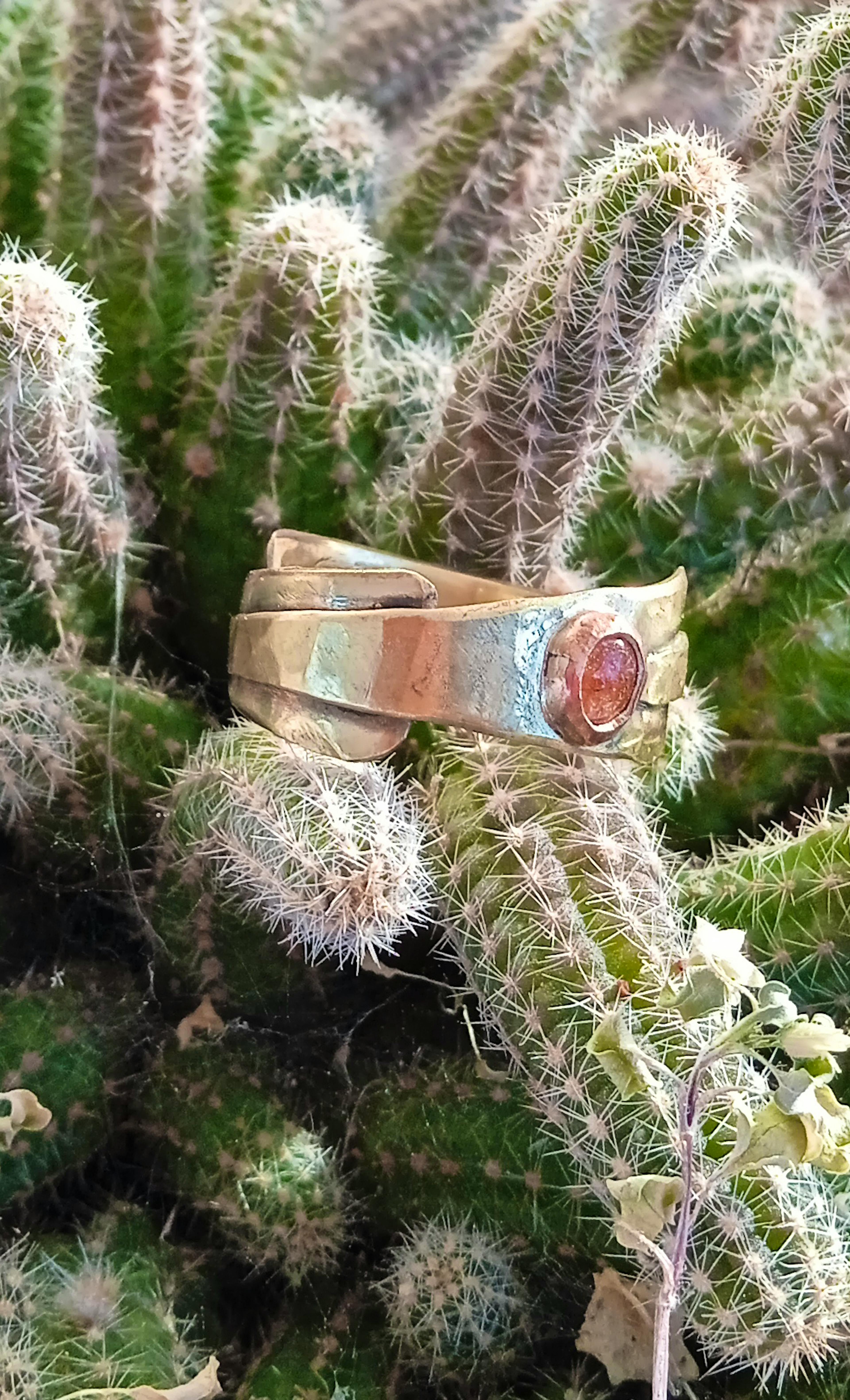 bague laiton posée sur un cactus