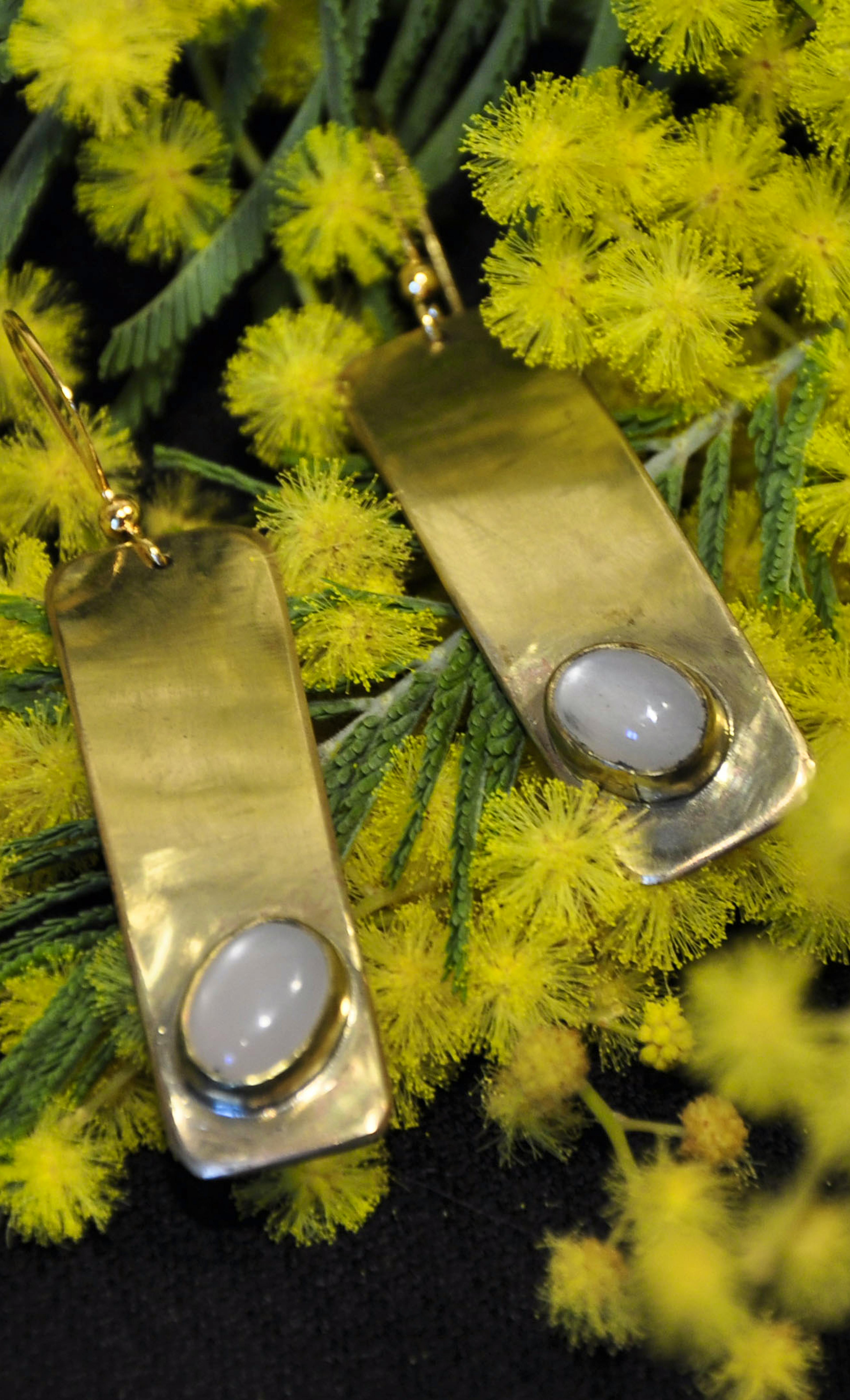 boucle d'oreilles posées sur du mimosa