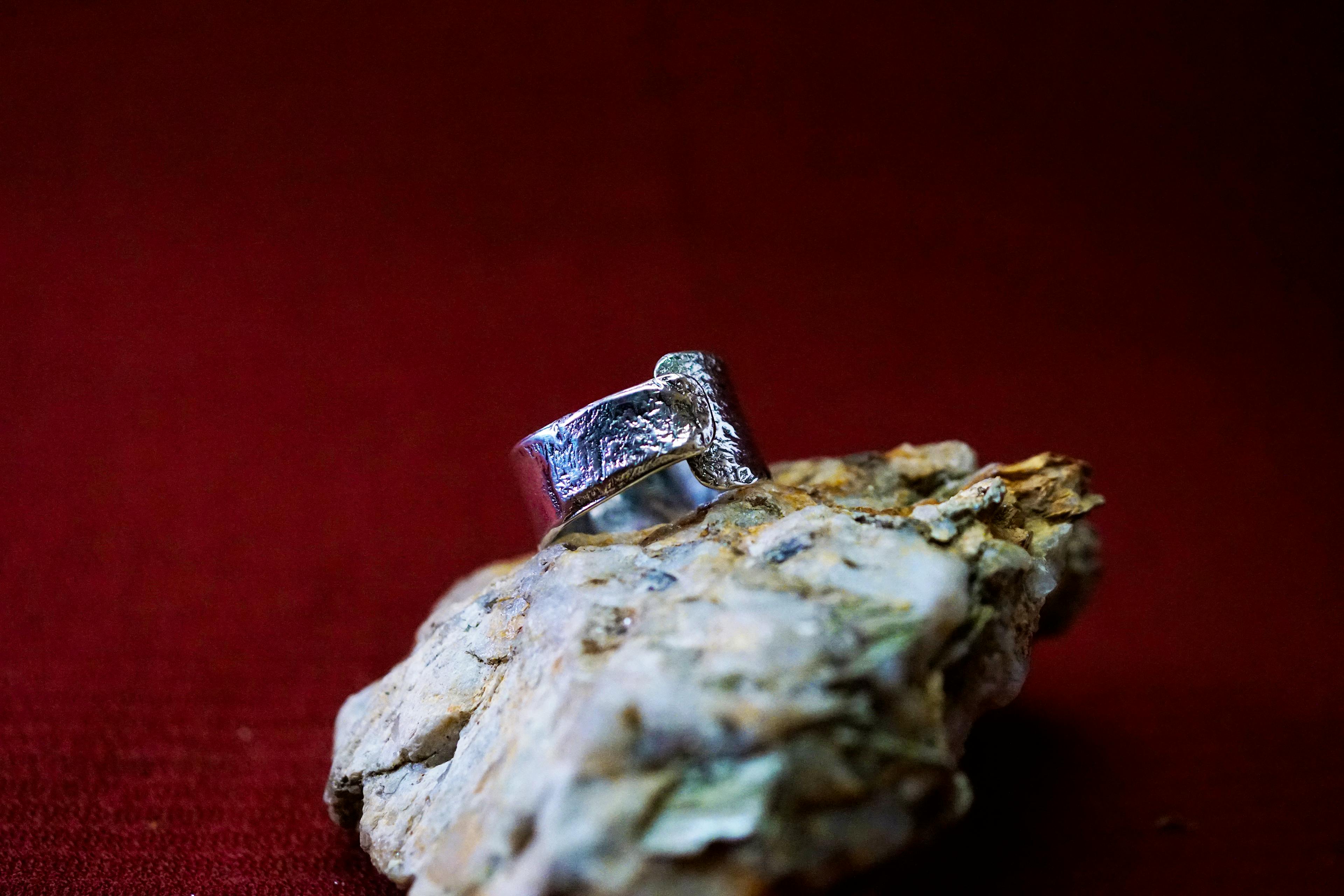 Bague cuivre plaqué argent posé sur une pierre de mica