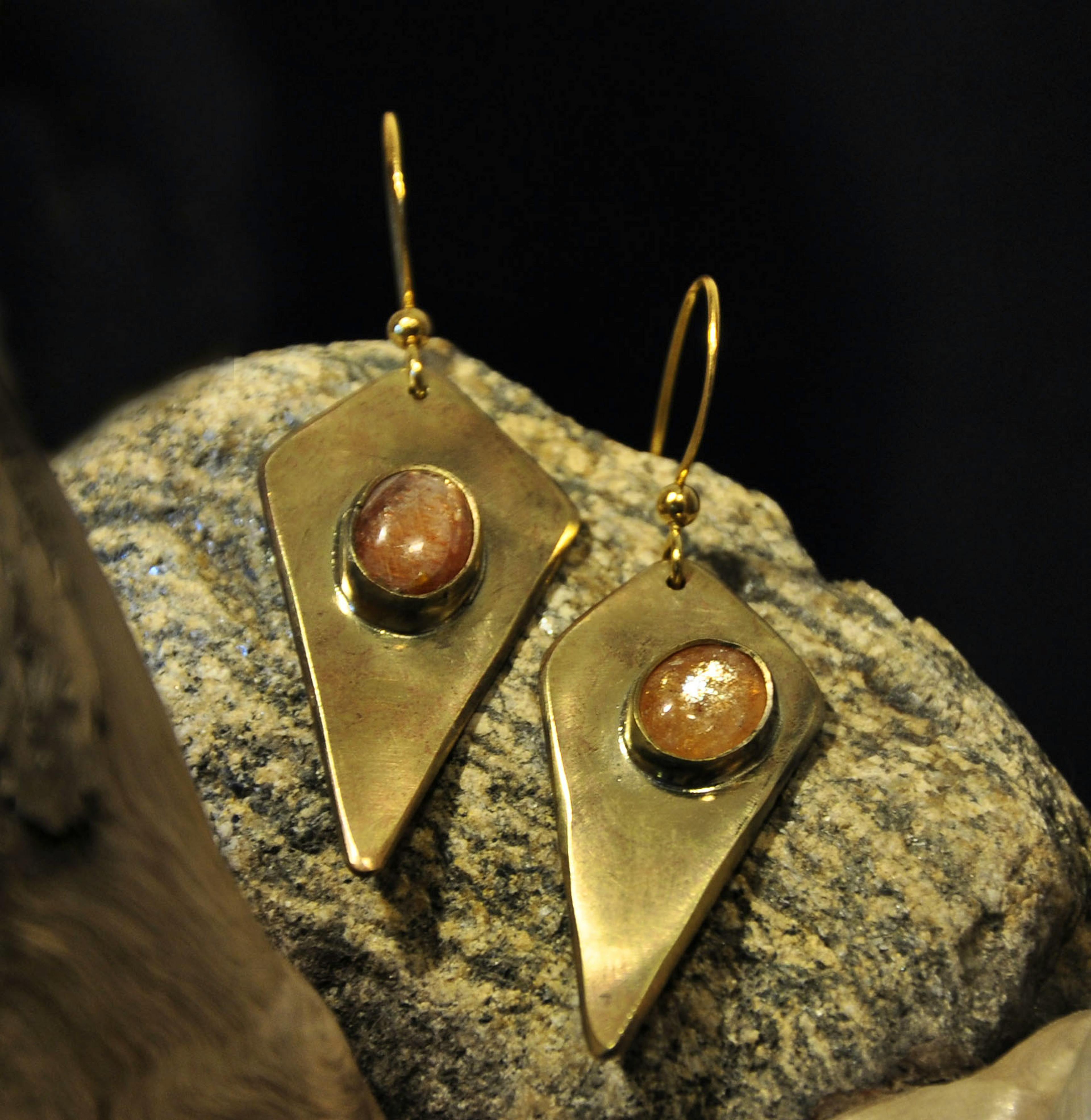 Boucle d'oreilles posées sur une racine
