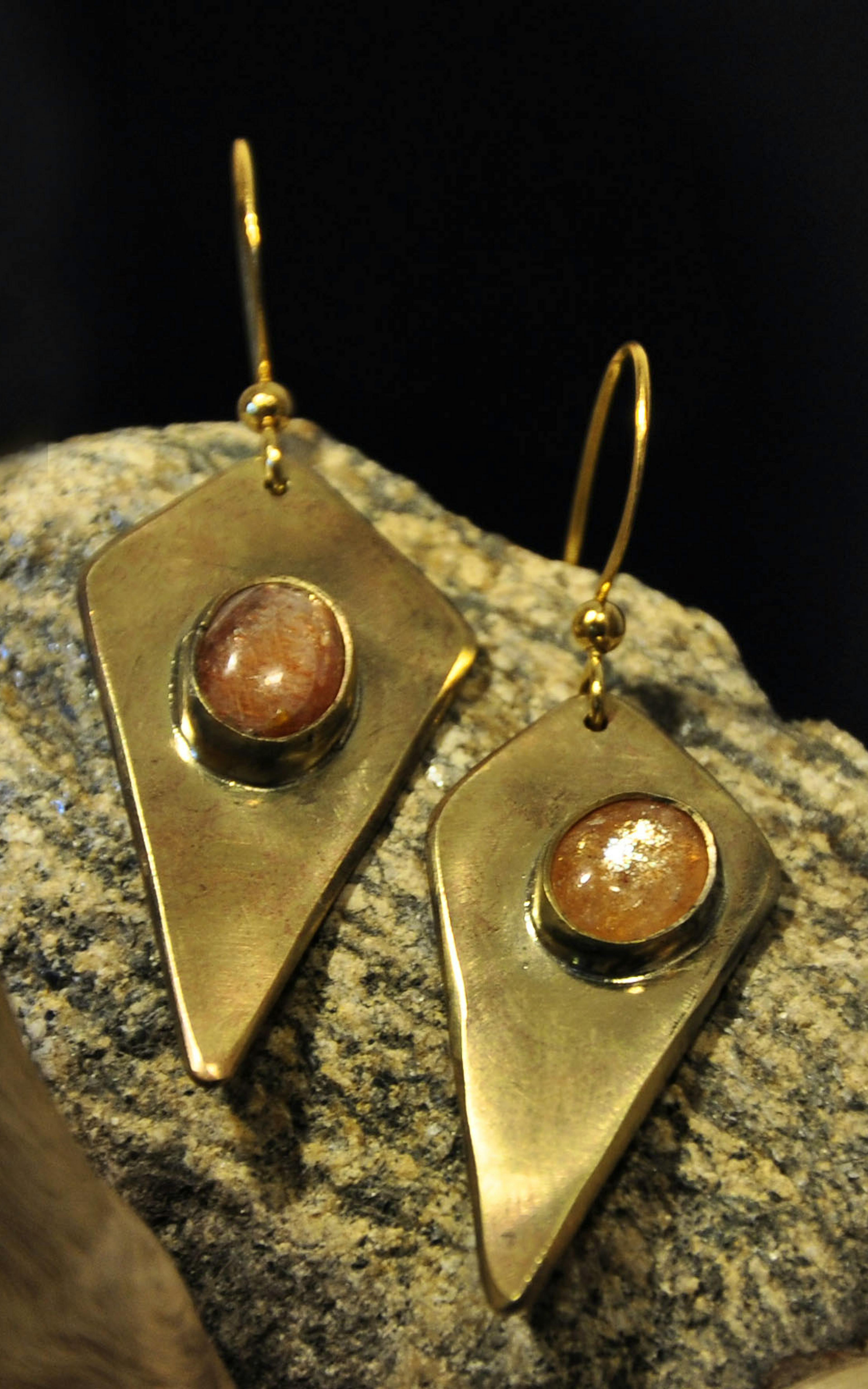 Boucle d'oreilles posées sur une racine