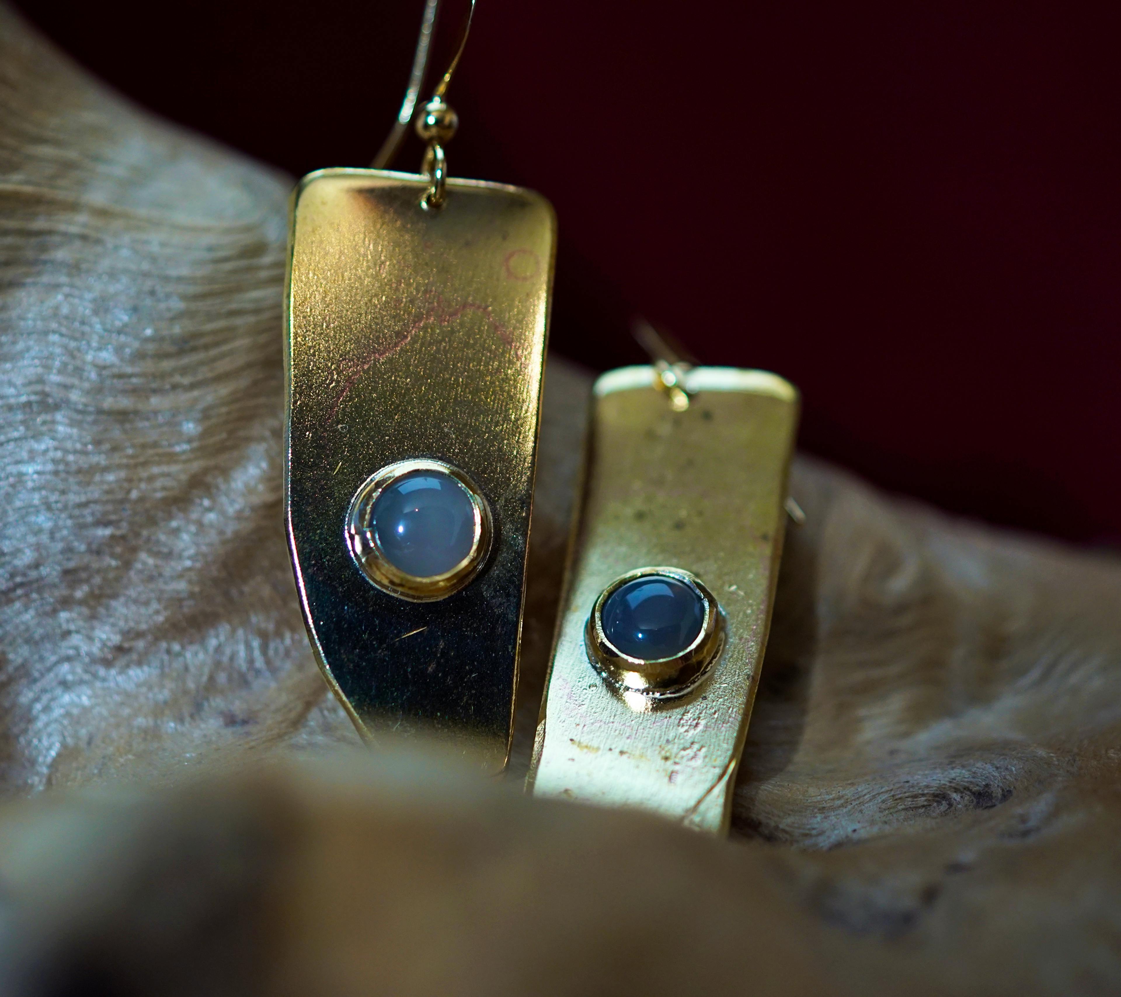 boucles d'oreilles exposées sur une racine