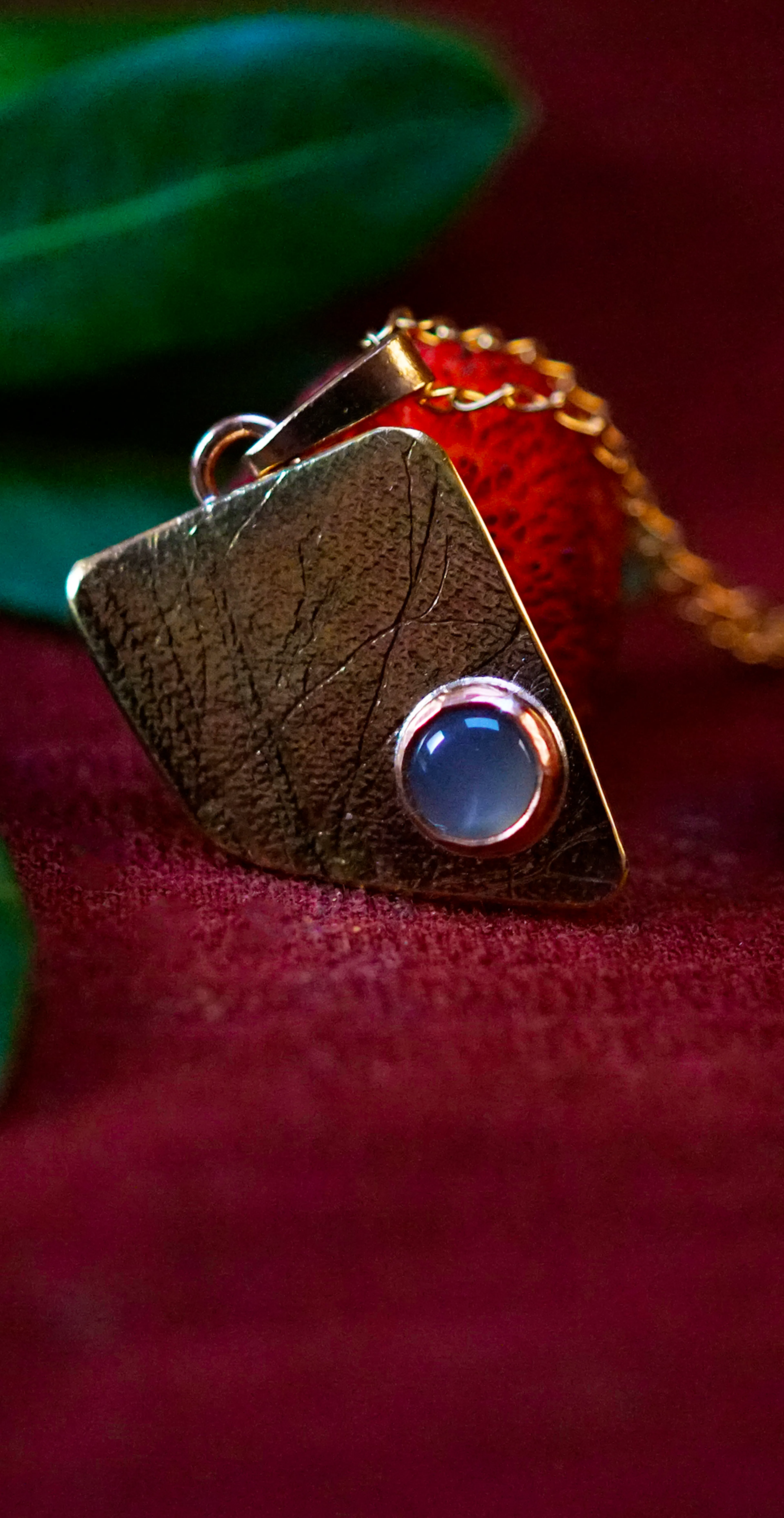 Pendentif exposé sur une branche d'arbouse