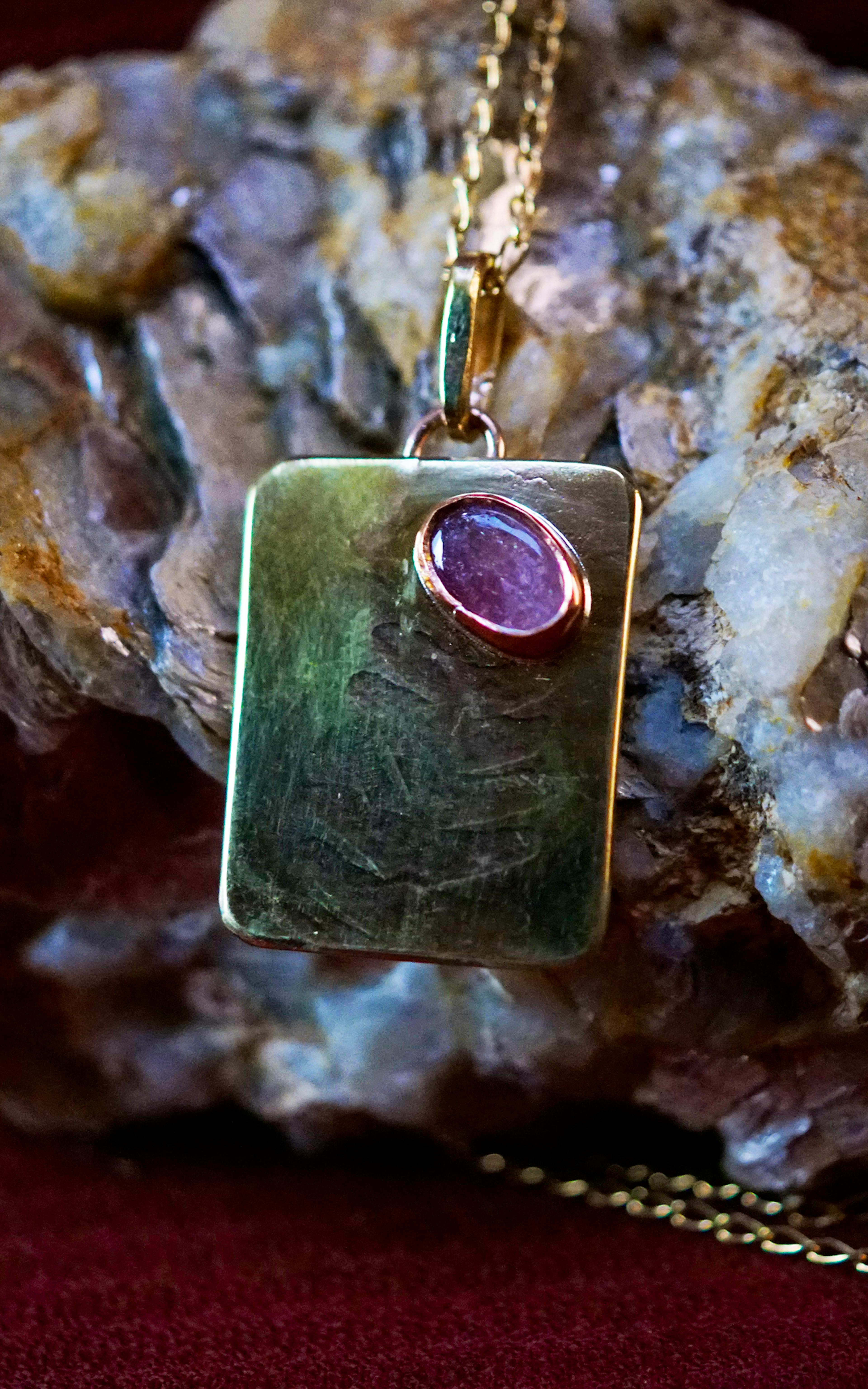 Pendentif exposé sur une pierre de mica