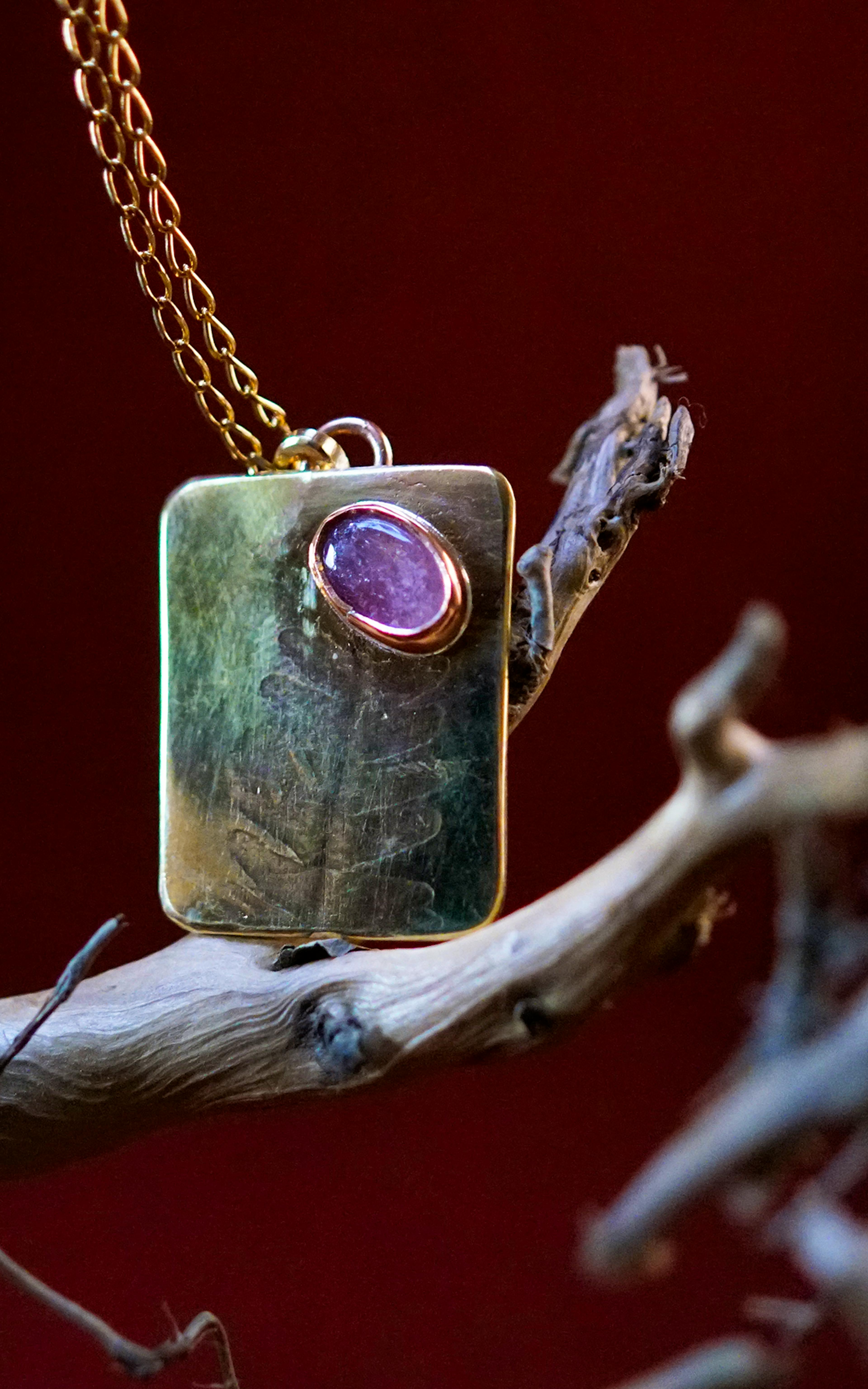 Pendentif exposé sur une racine