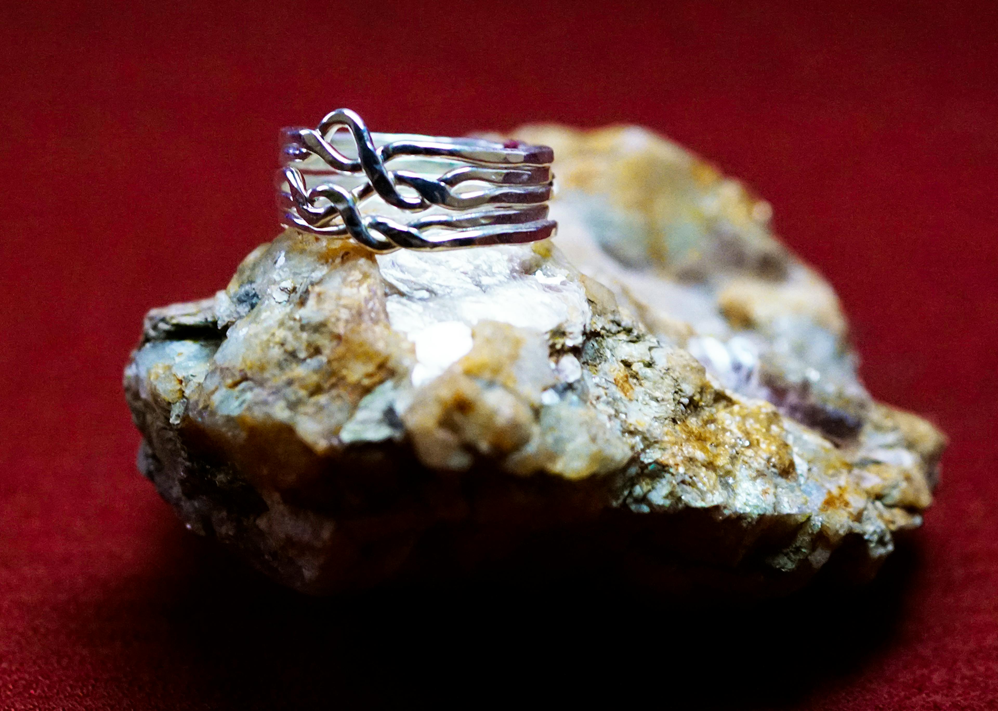 Bague casse tête posé sur une pierre de mica